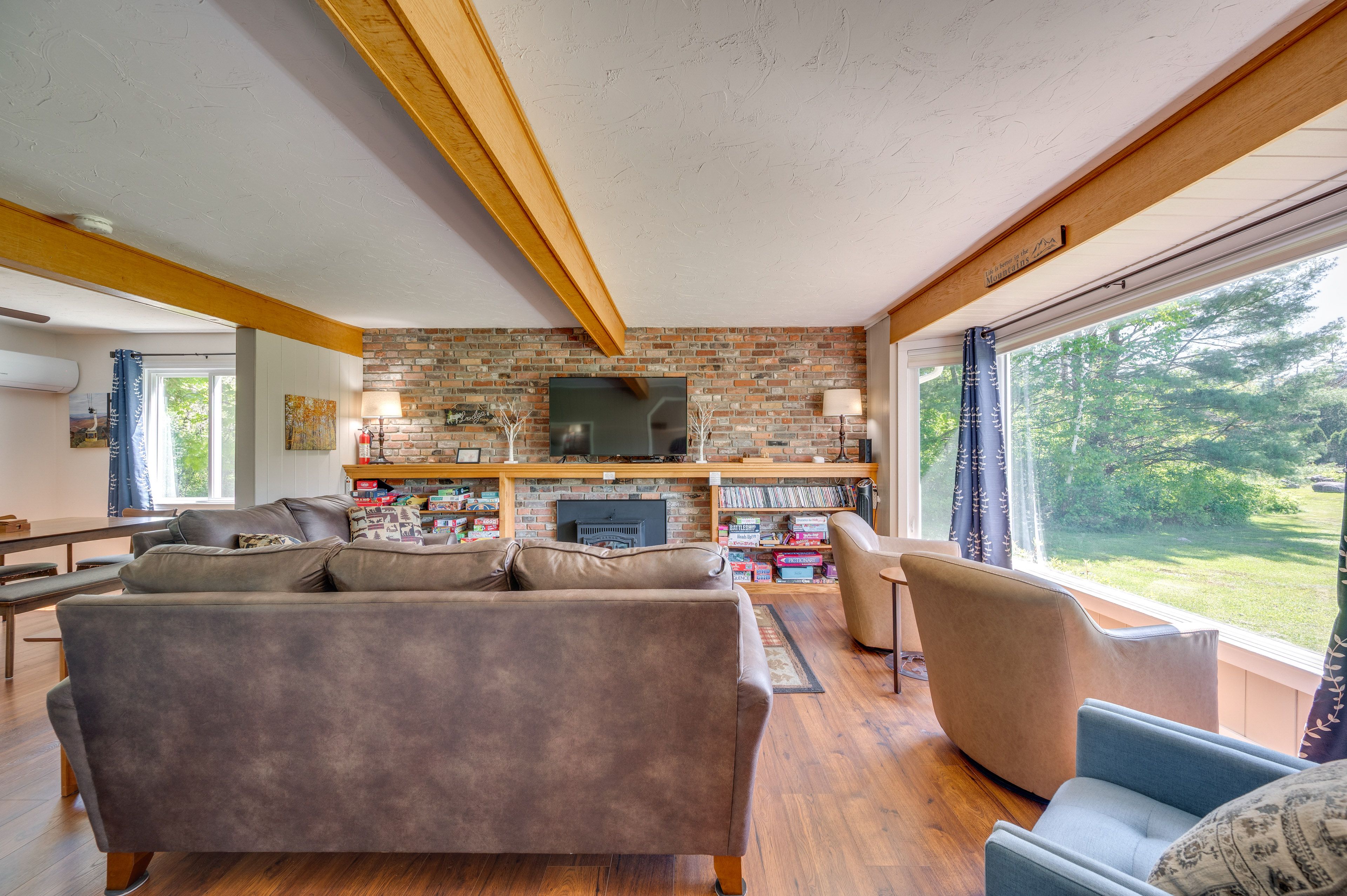 Living Room | Smart TV | Board Games