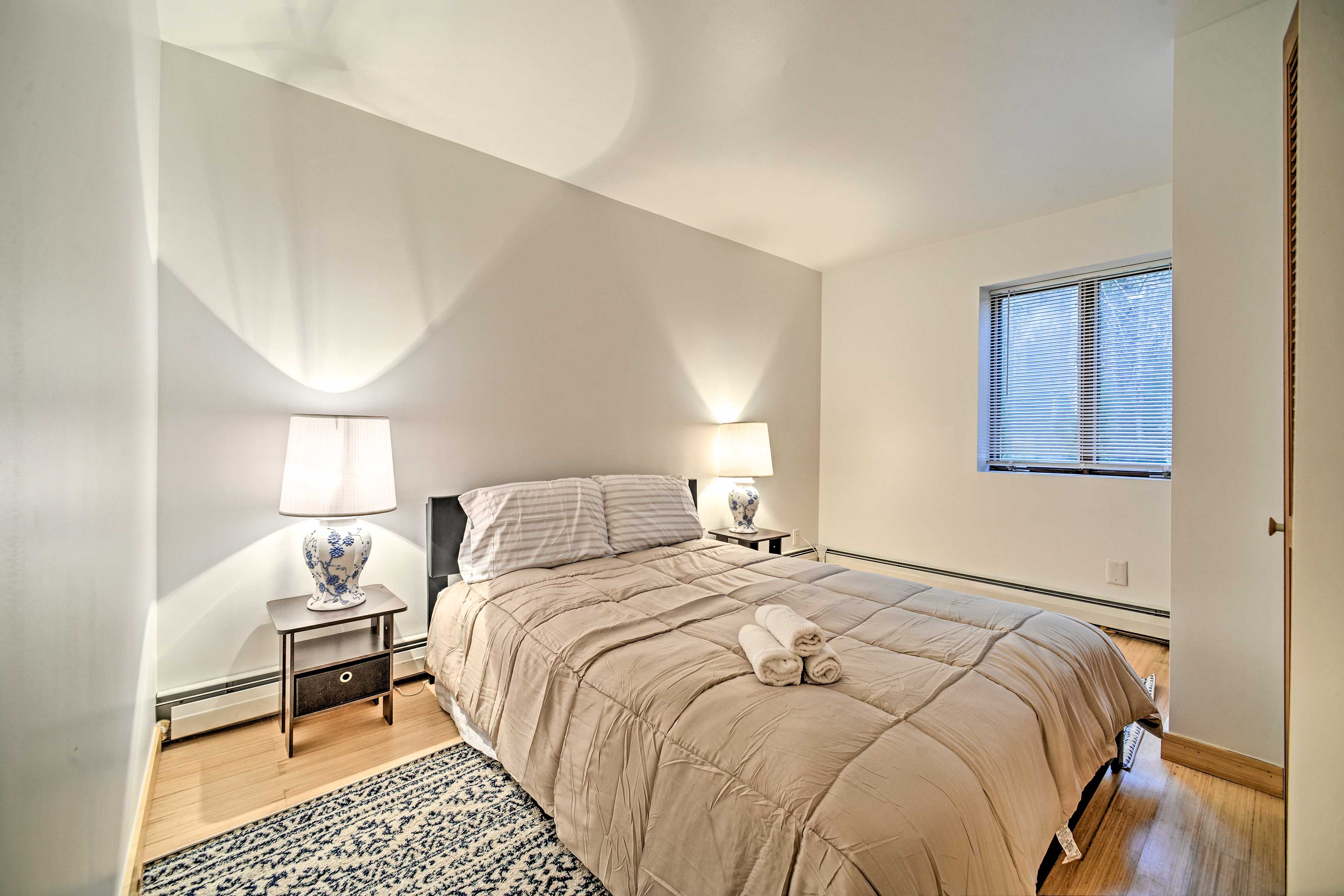 Bedroom 1 | Queen Bed
