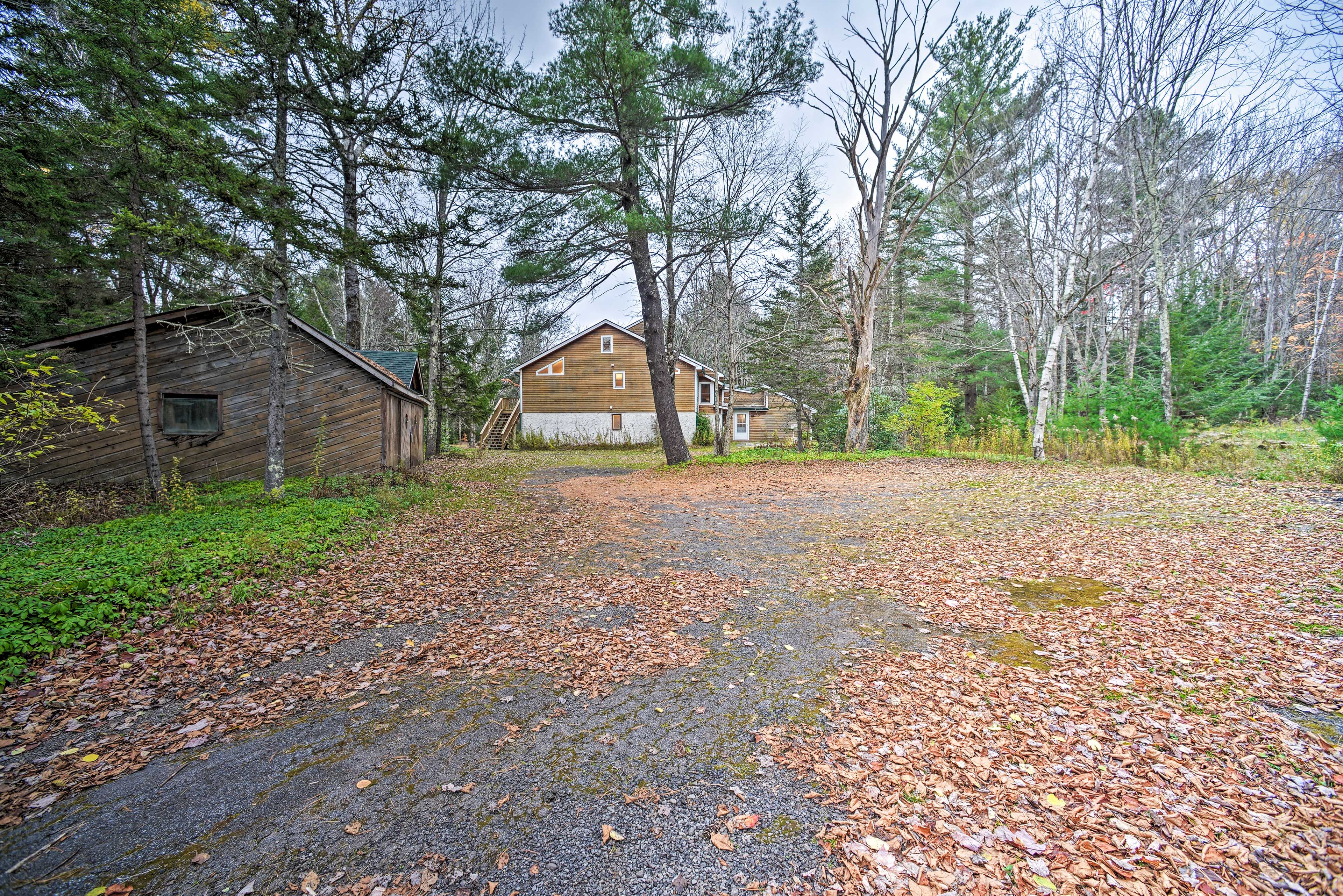 Exterior | Driveway (4 Vehicles)