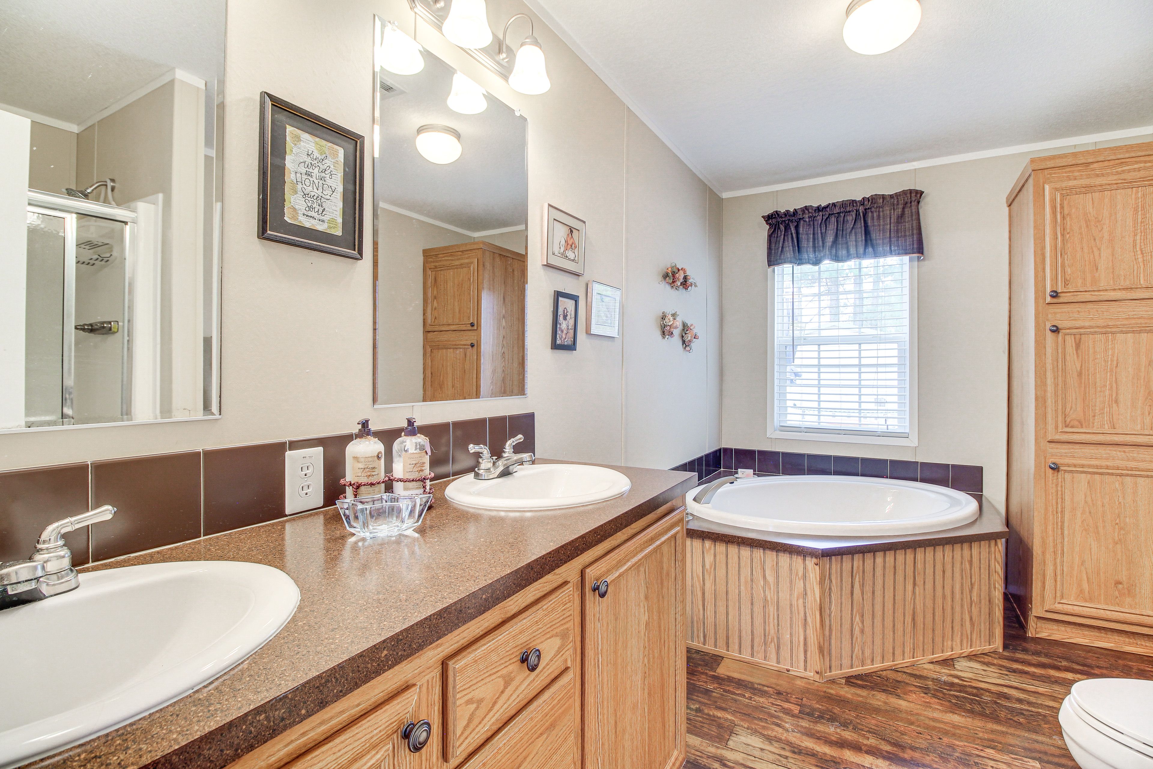 Full Bathroom | Complimentary Toiletries