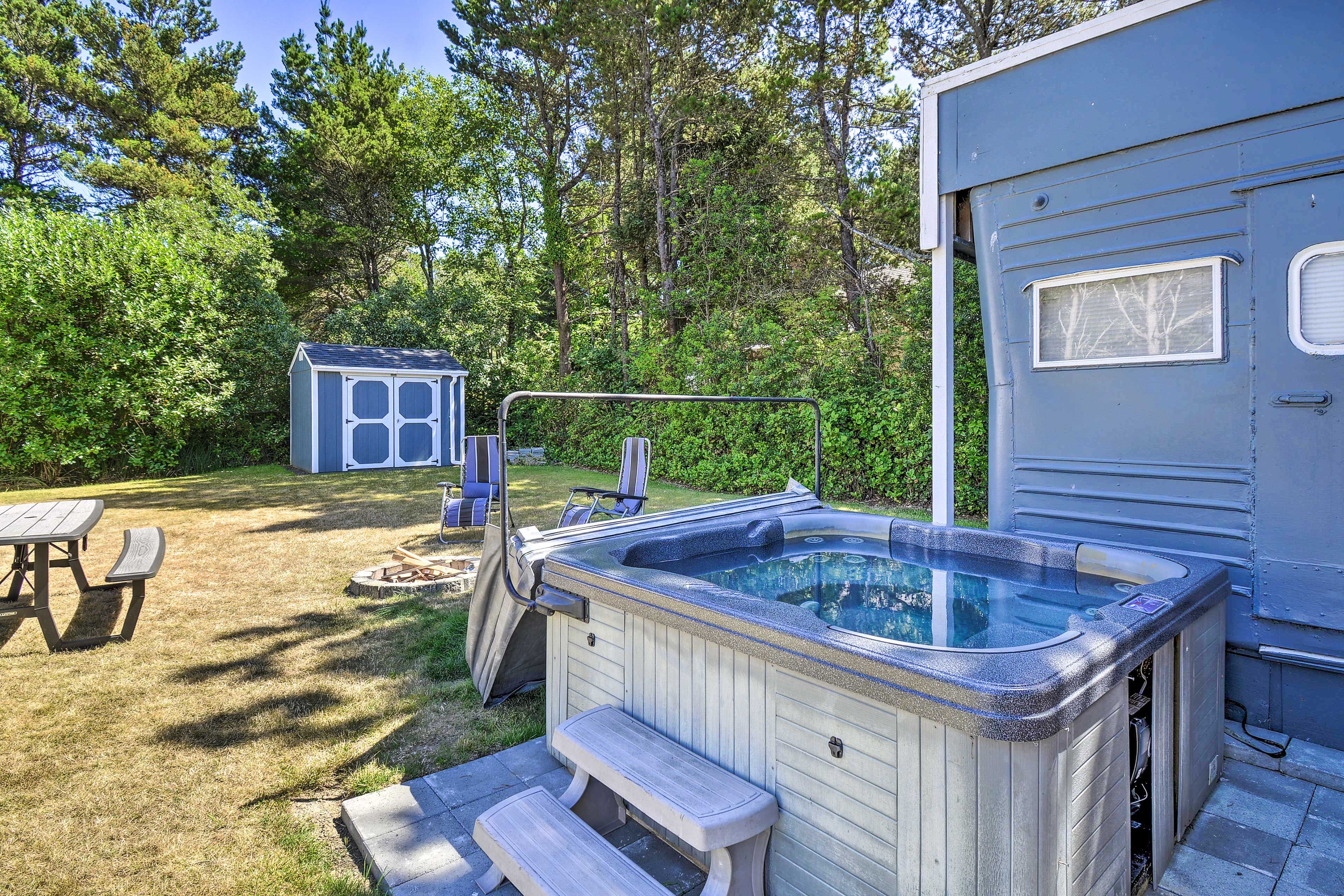 Private Yard | Hot Tub | Fire Pit | Picnic Table