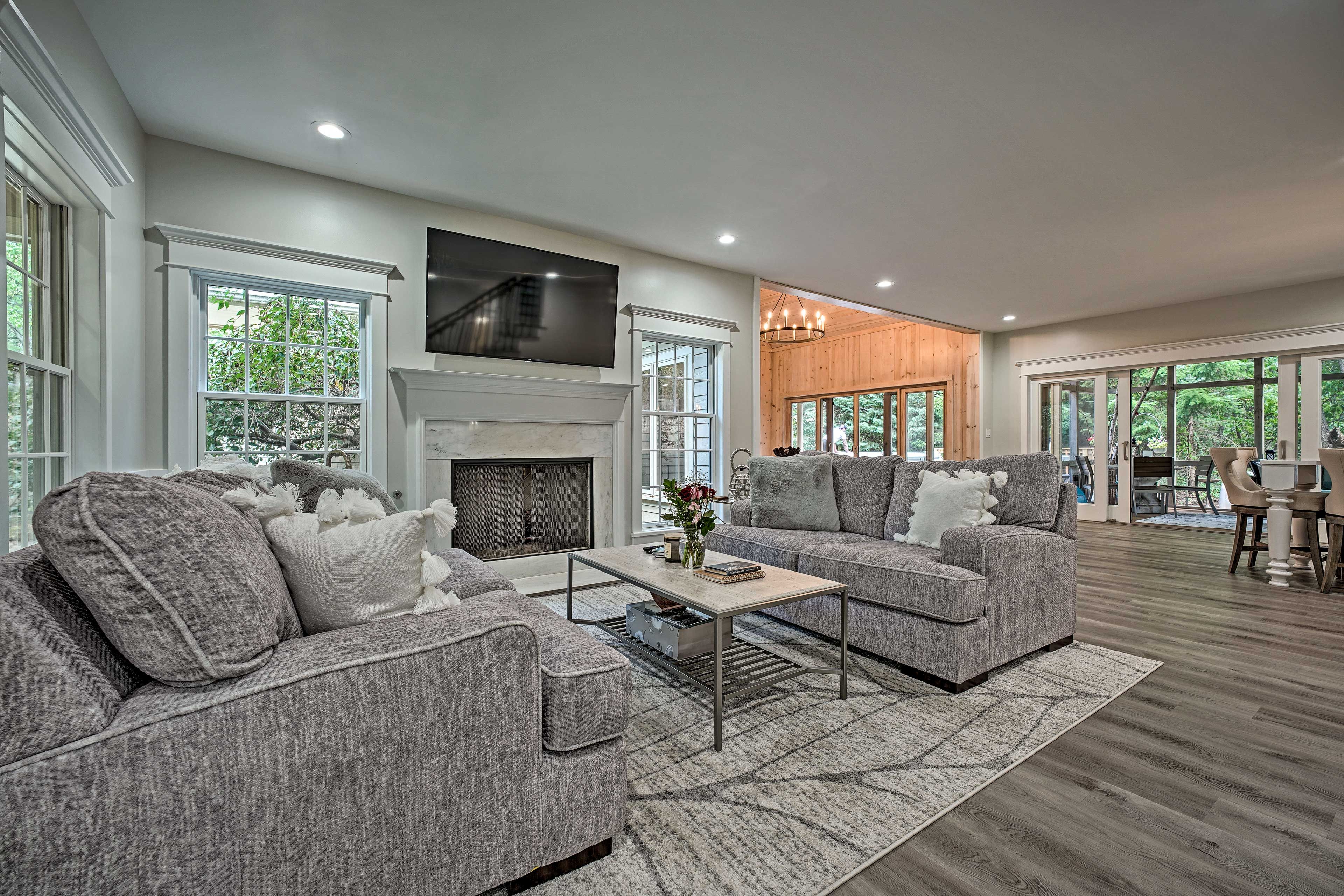 Living Room | Smart TV w/ Netflix, Hulu & Prime