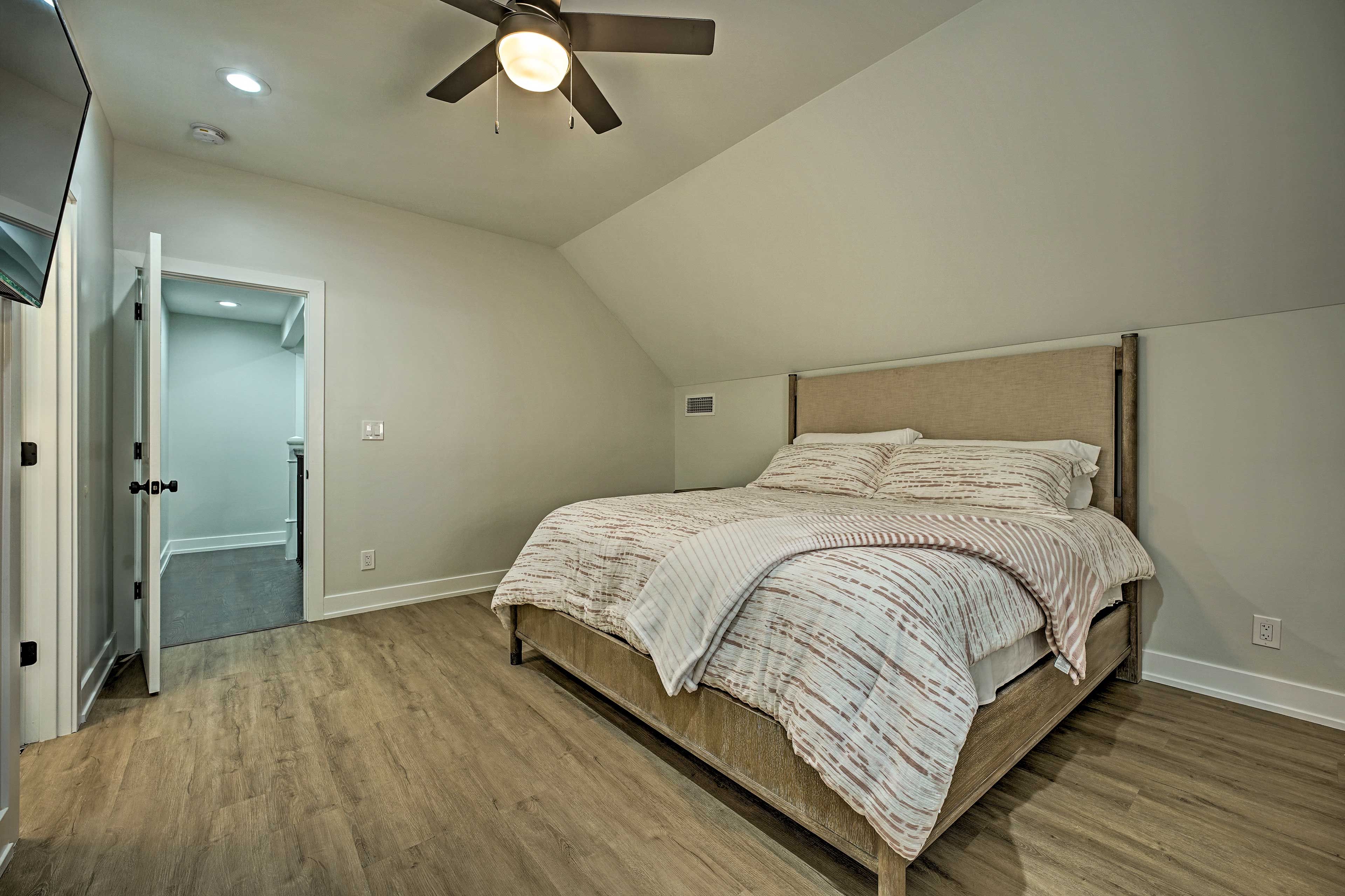 Bedroom 2 | King Bed | En-Suite Bathroom | 2nd Floor
