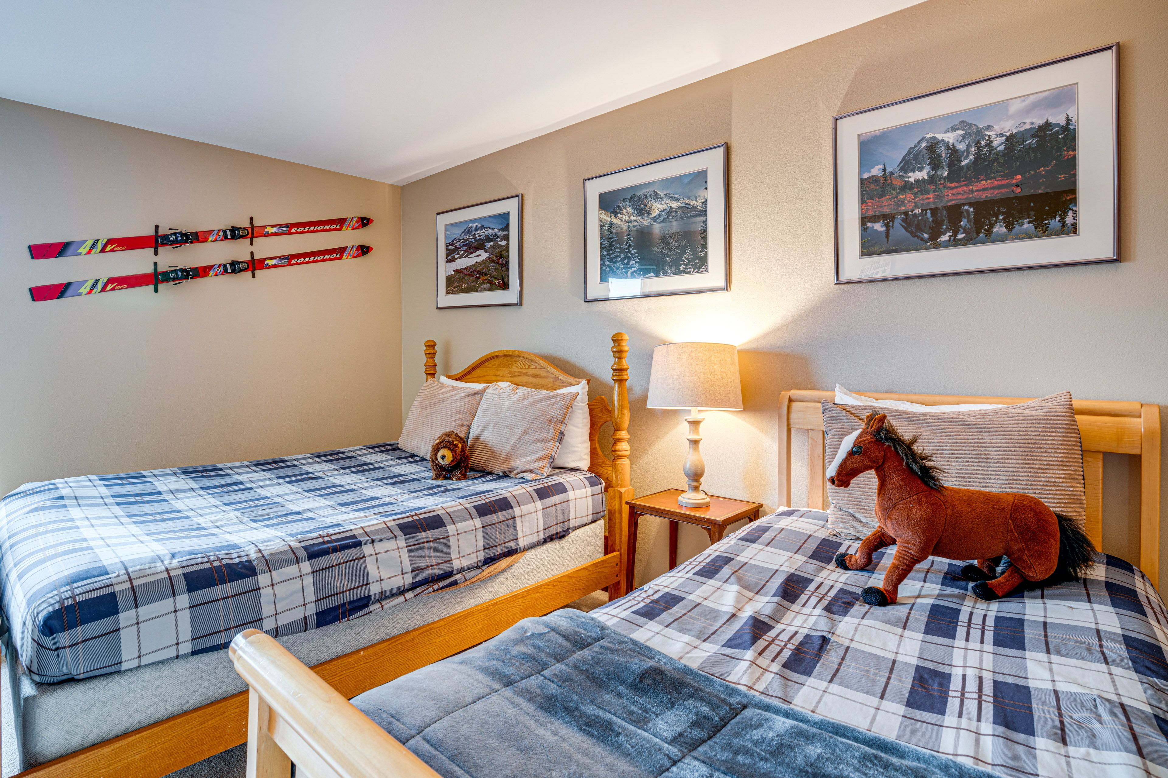 Bedroom 2 | Queen Bed | Twin Bed | Across from Front Entrance