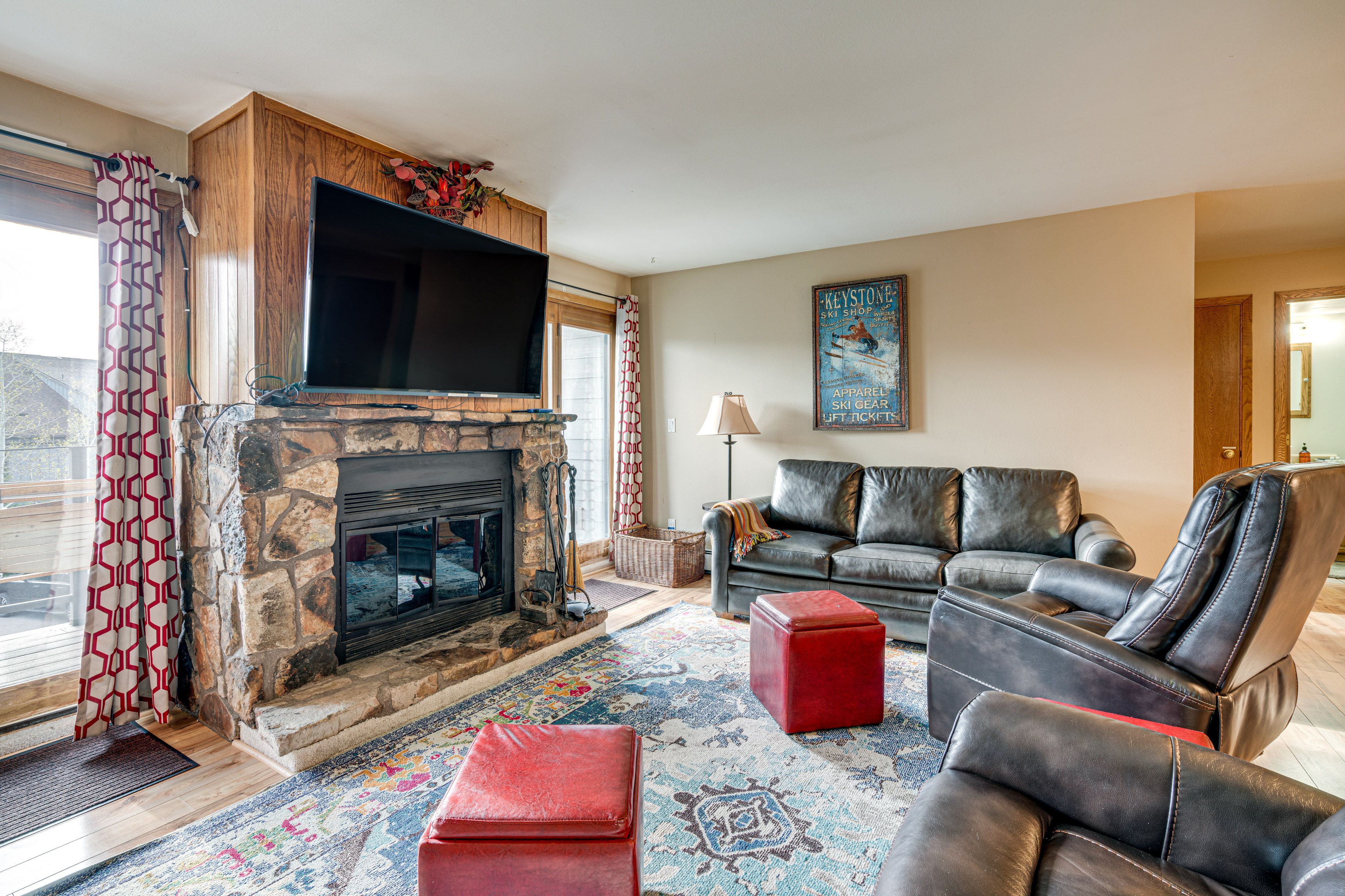 Living Room | Queen Sleeper Sofa | Central Heating | Cable TV | Free WiFi