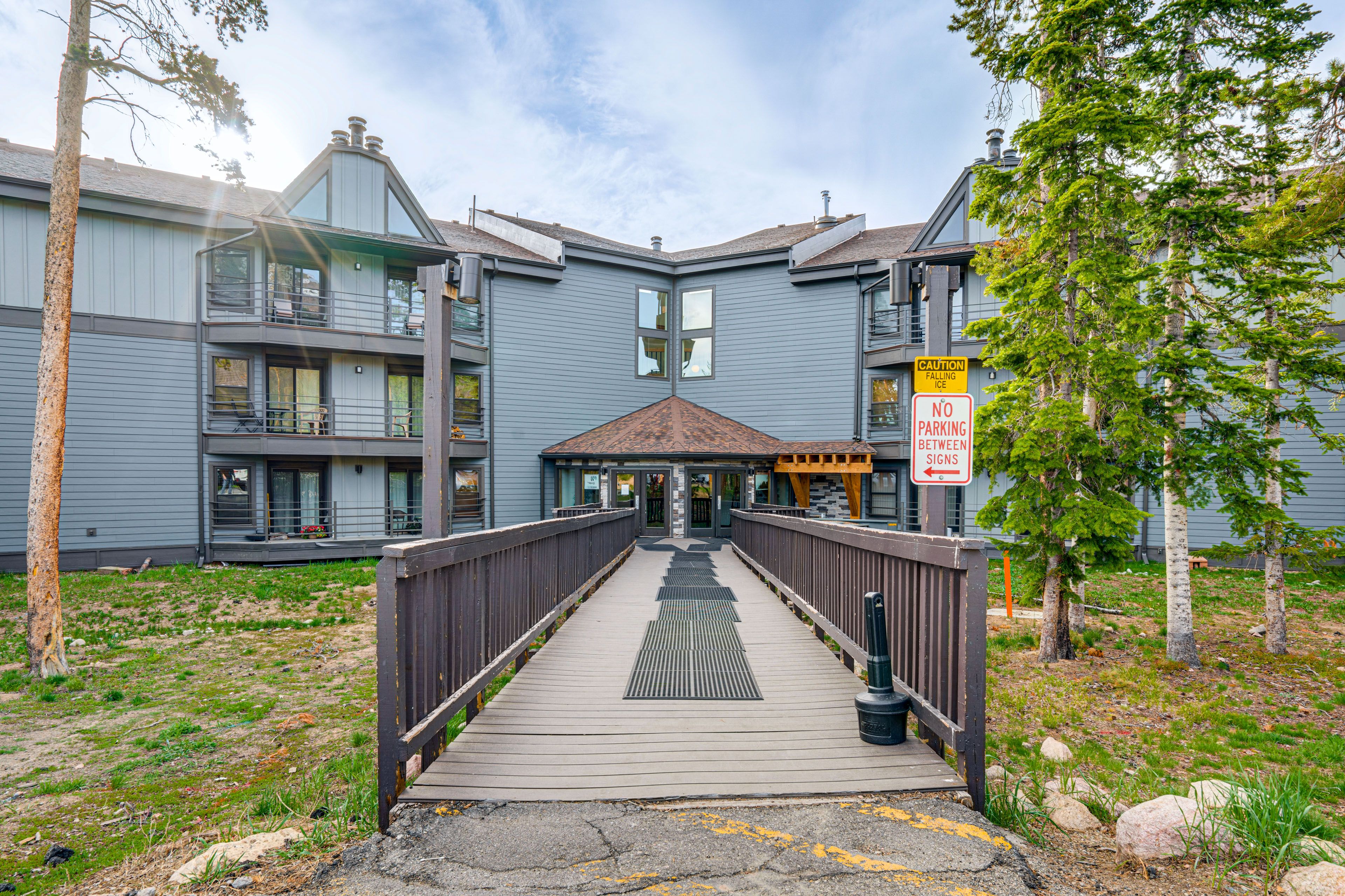 Property Exterior | Free Parking | Open Lot
