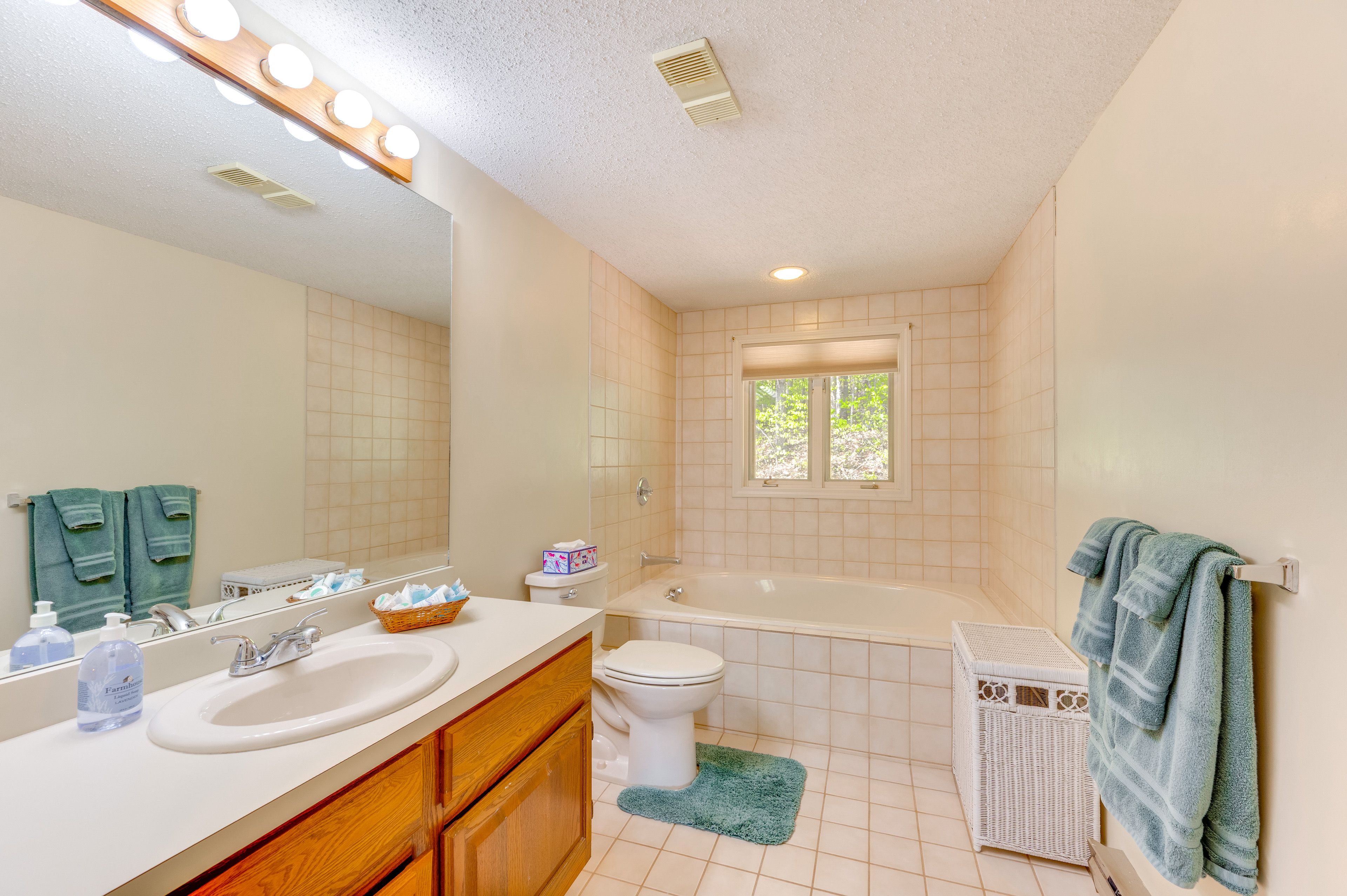 Full Bathroom |  Access via Bedroom 1 | Jetted Tub | Complimentary Toiletries