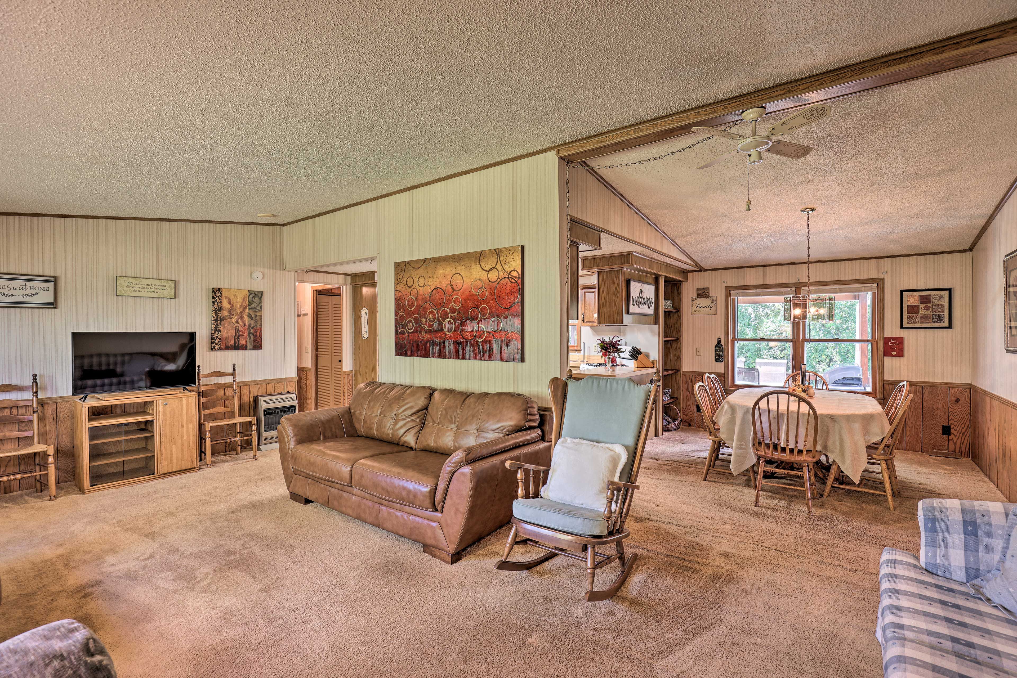 Living Room | Smart TV | Laptop Friendly