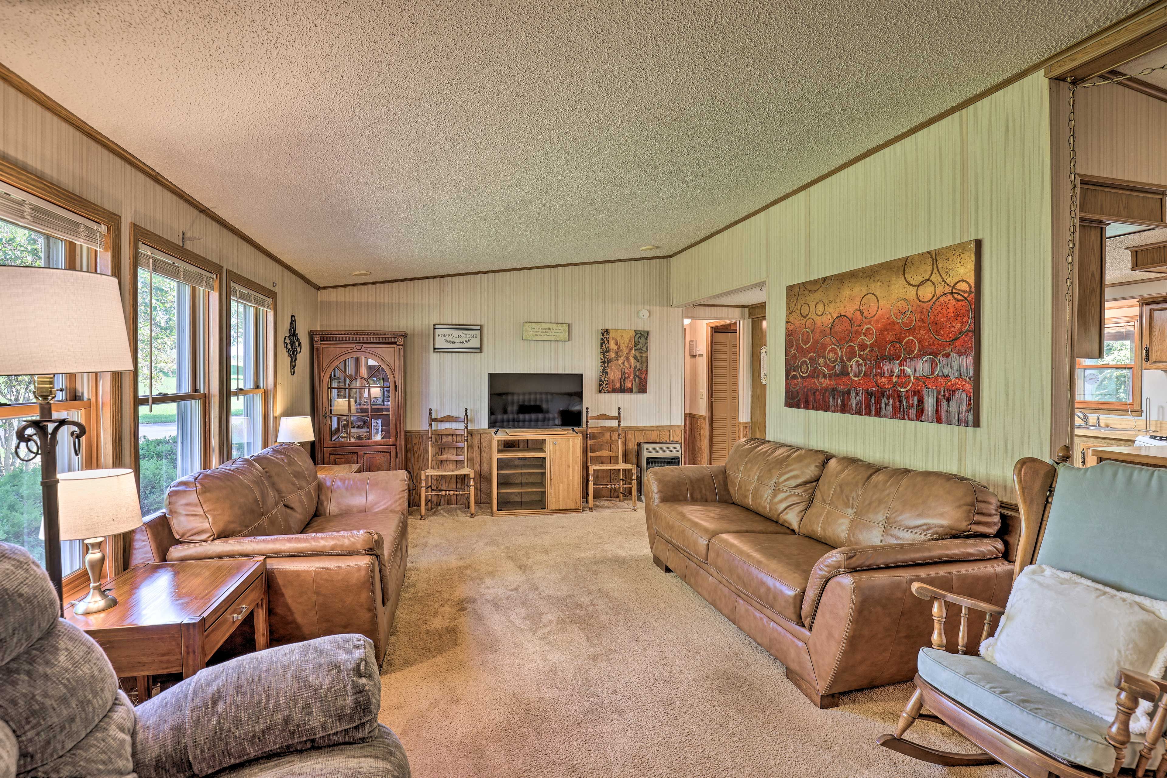 Living Room | Free WiFi | Towels & Linens Provided | Garage & Driveway Parking