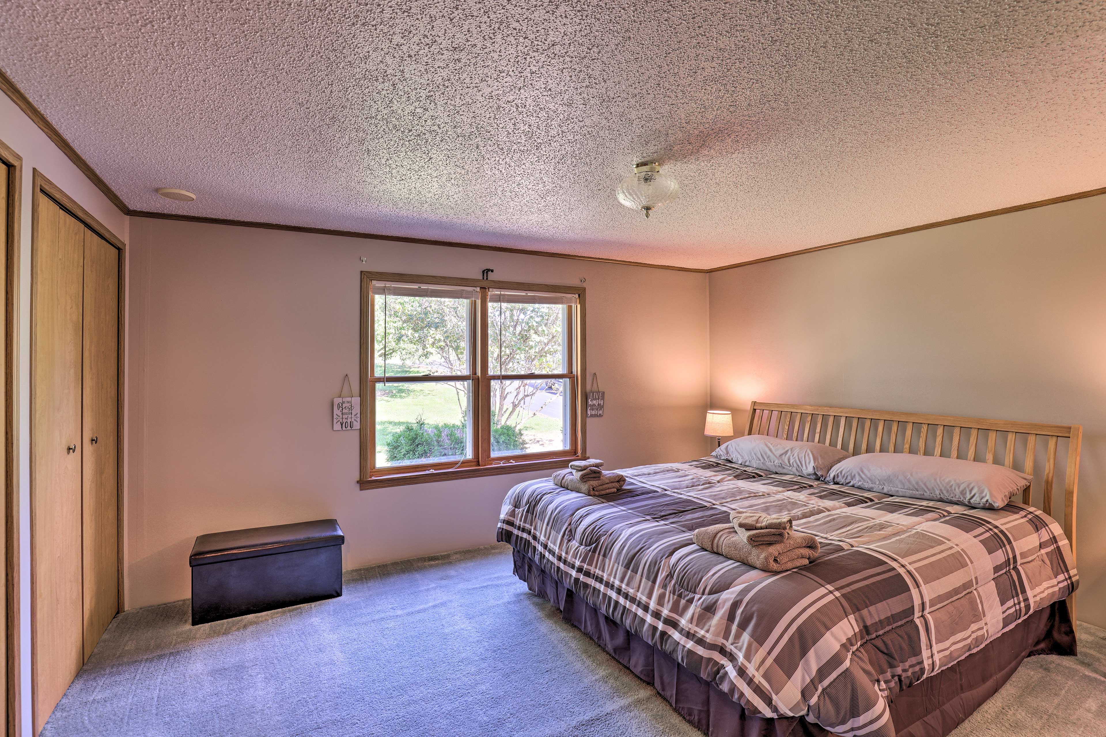 Bedroom 2 | King Bed | Single-Story Interior
