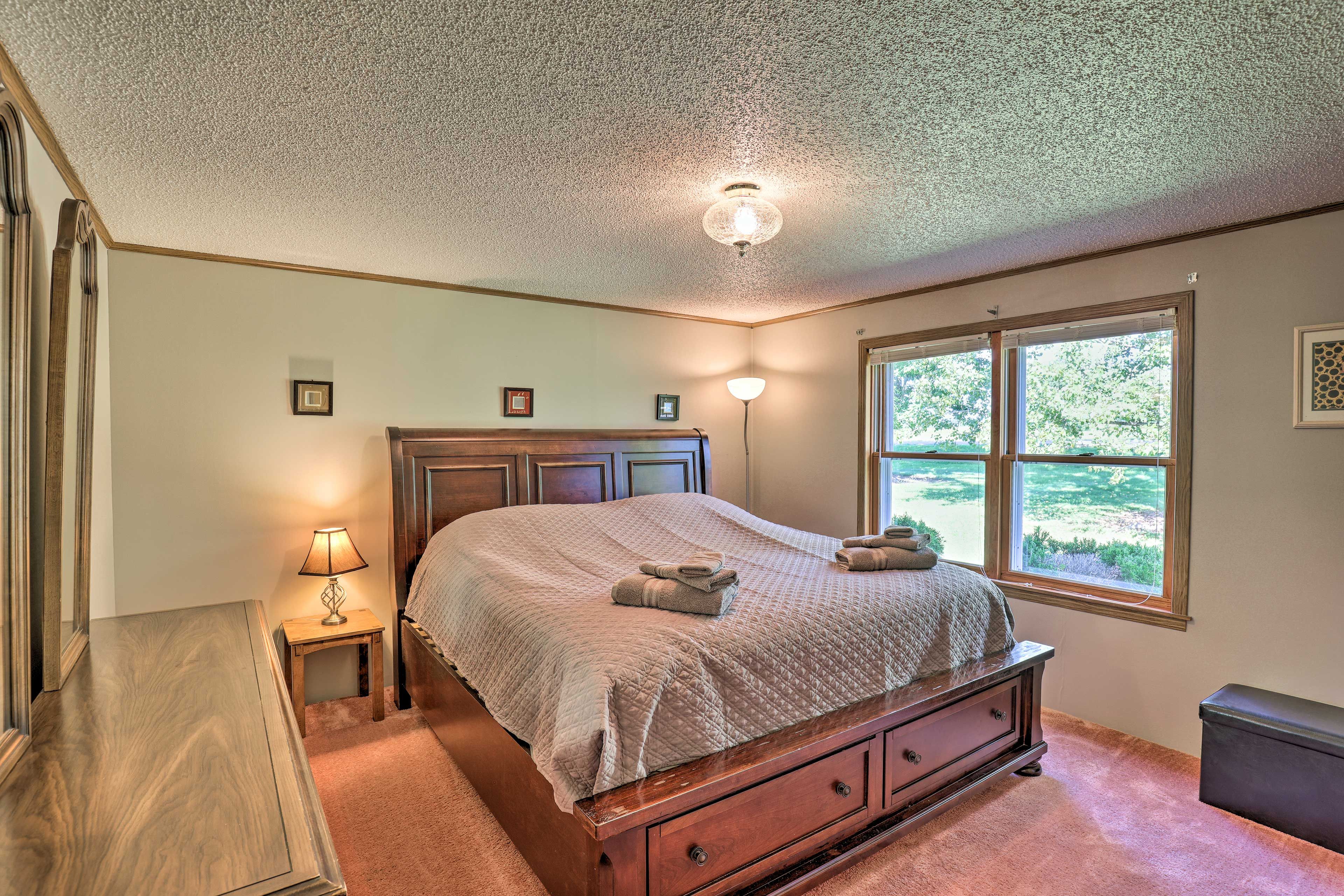 Bedroom 1 | King Bed | Single-Story Interior