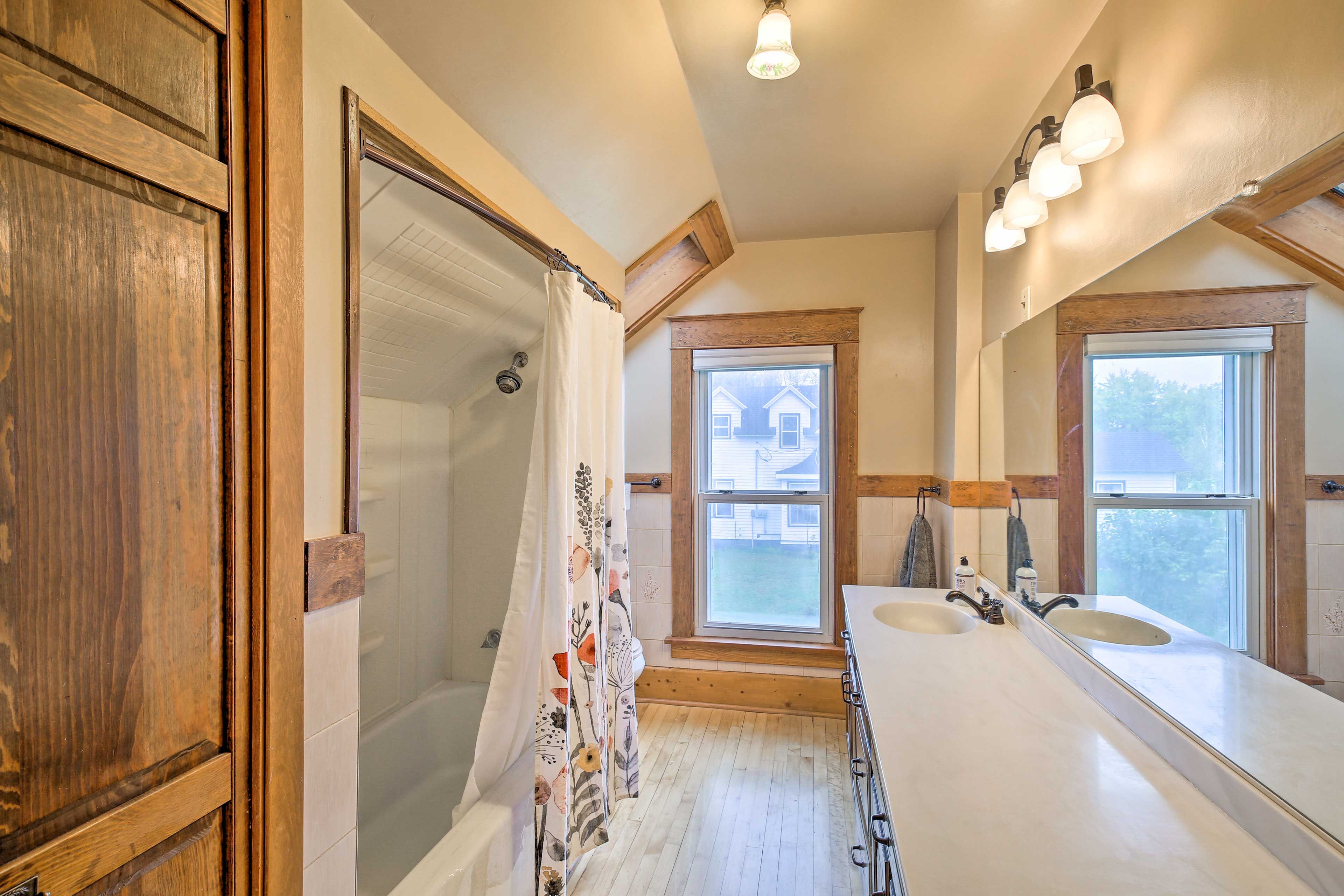 Full Bathroom | Towels Provided | Complimentary Toiletries