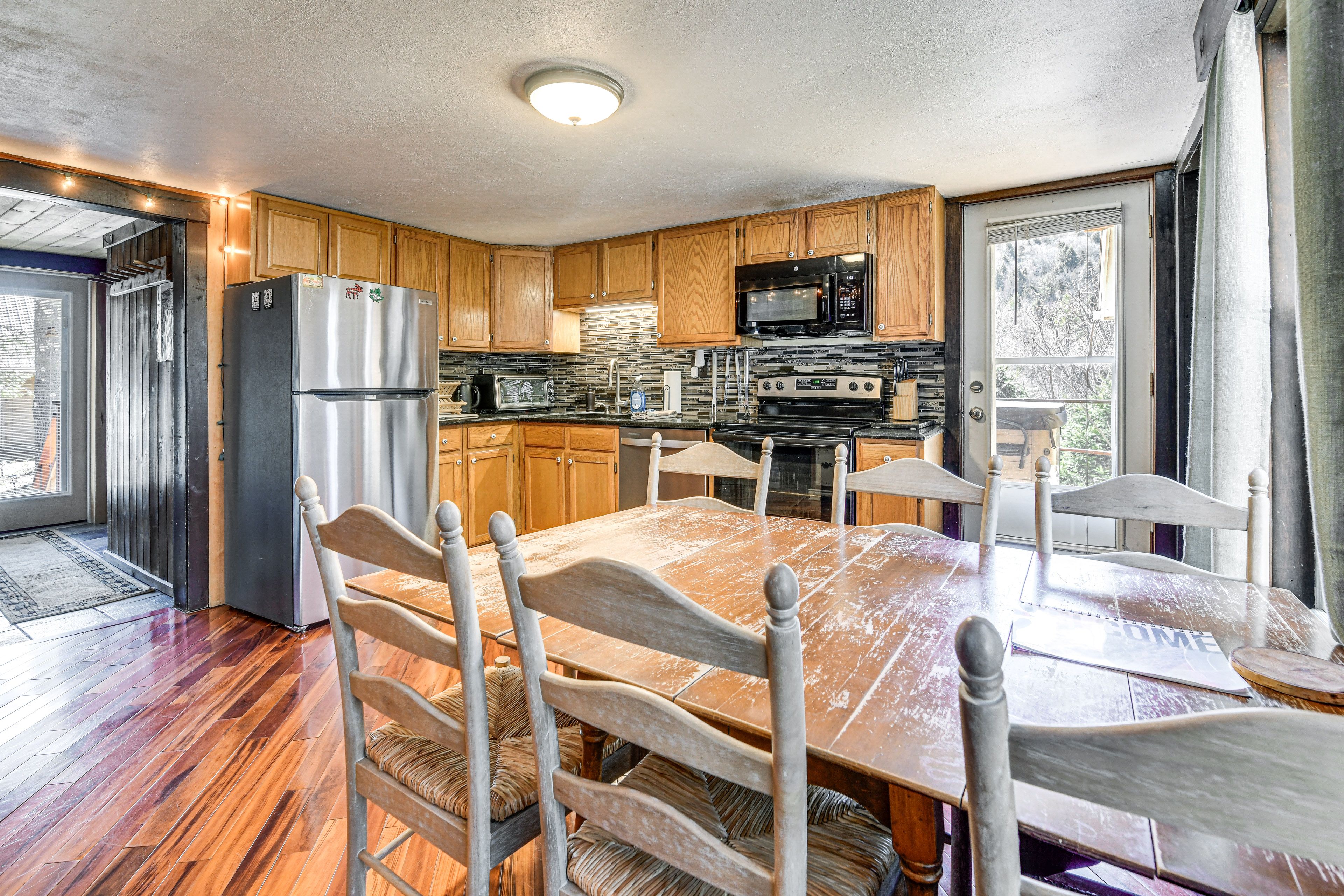 Kitchen & Dining Area