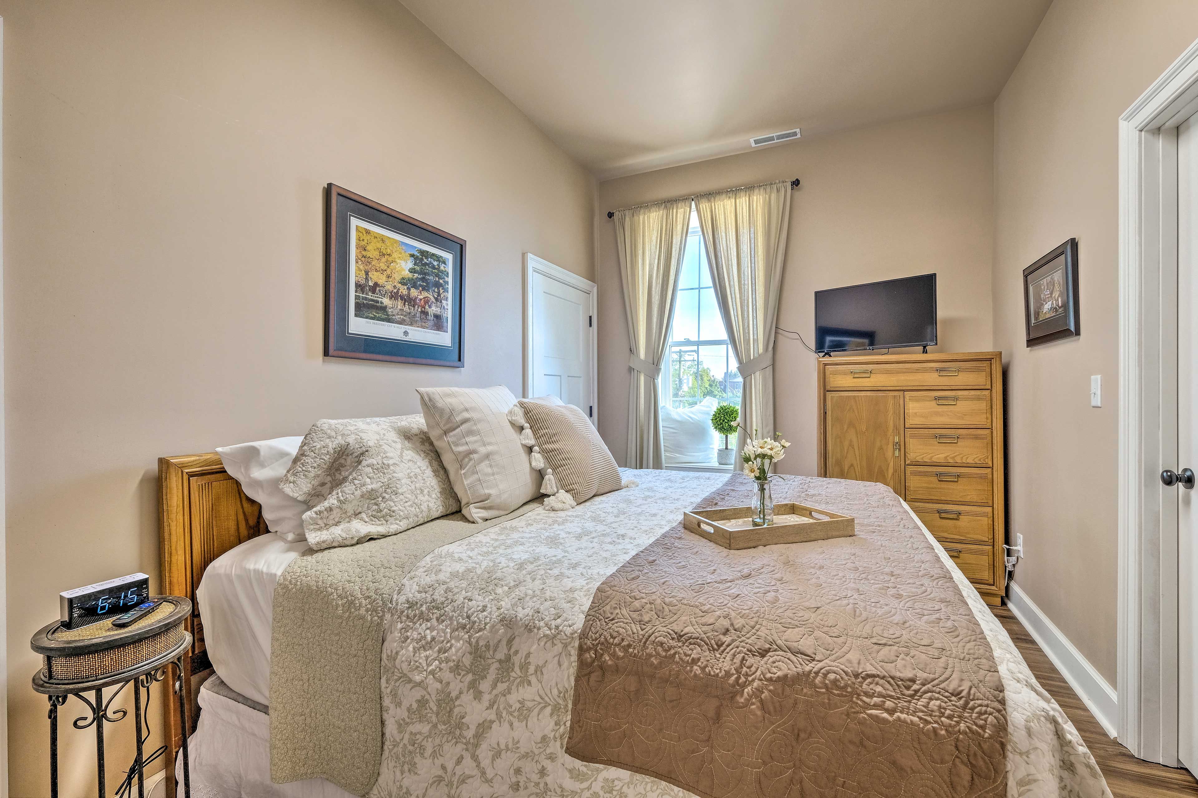 Bedroom 2 | King Bed | Single-Story Interior