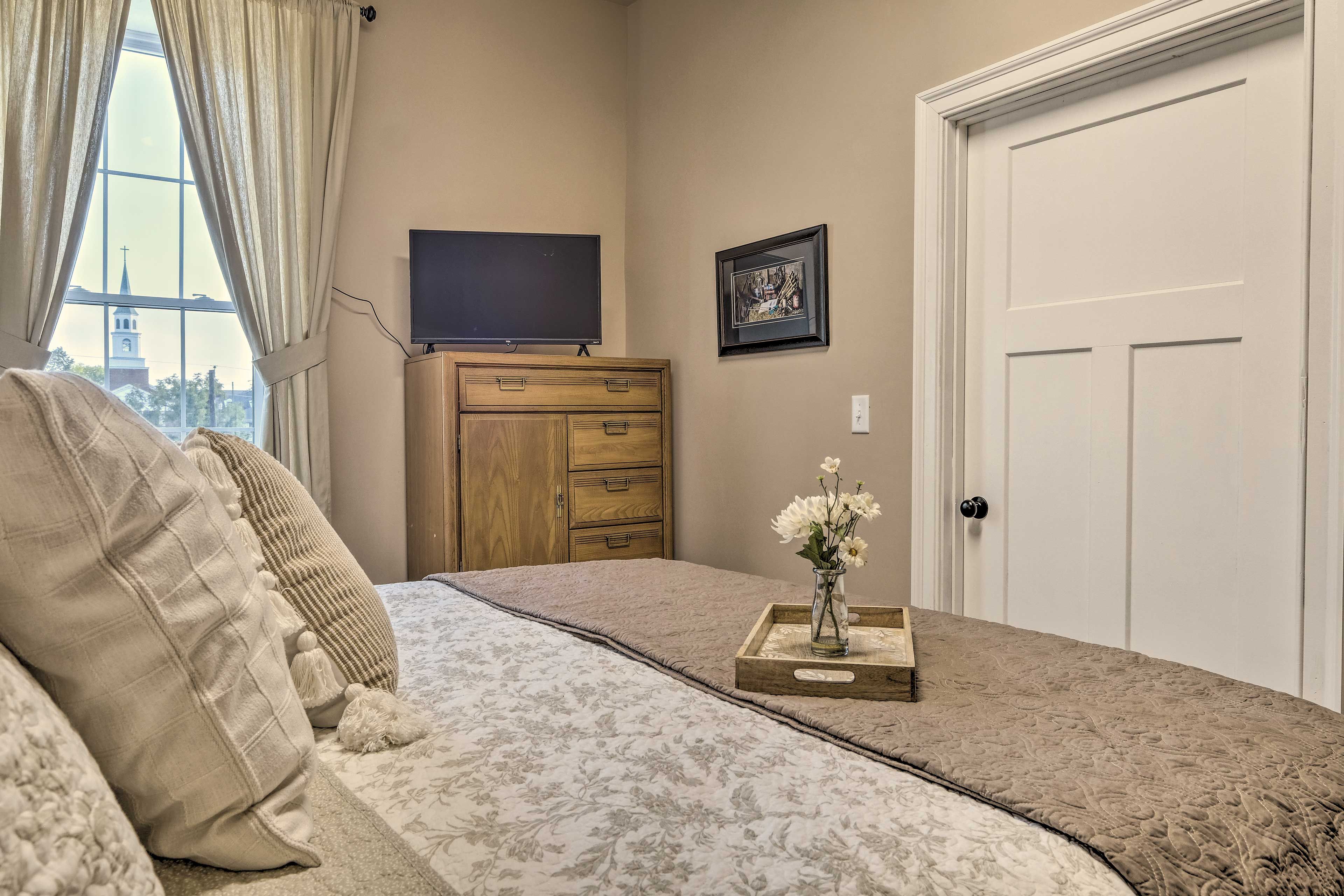 Bedroom 2 | Smart TV w/ Roku