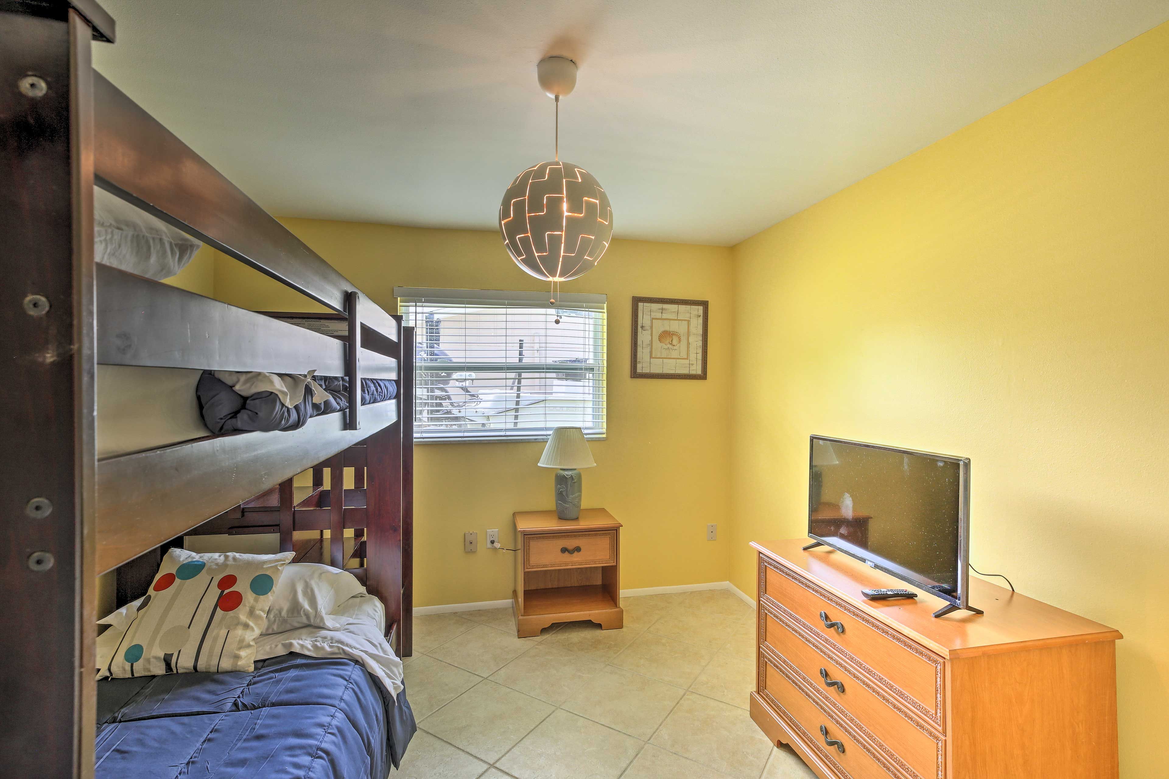 Bedroom 3 | Smart TV w/ Roku