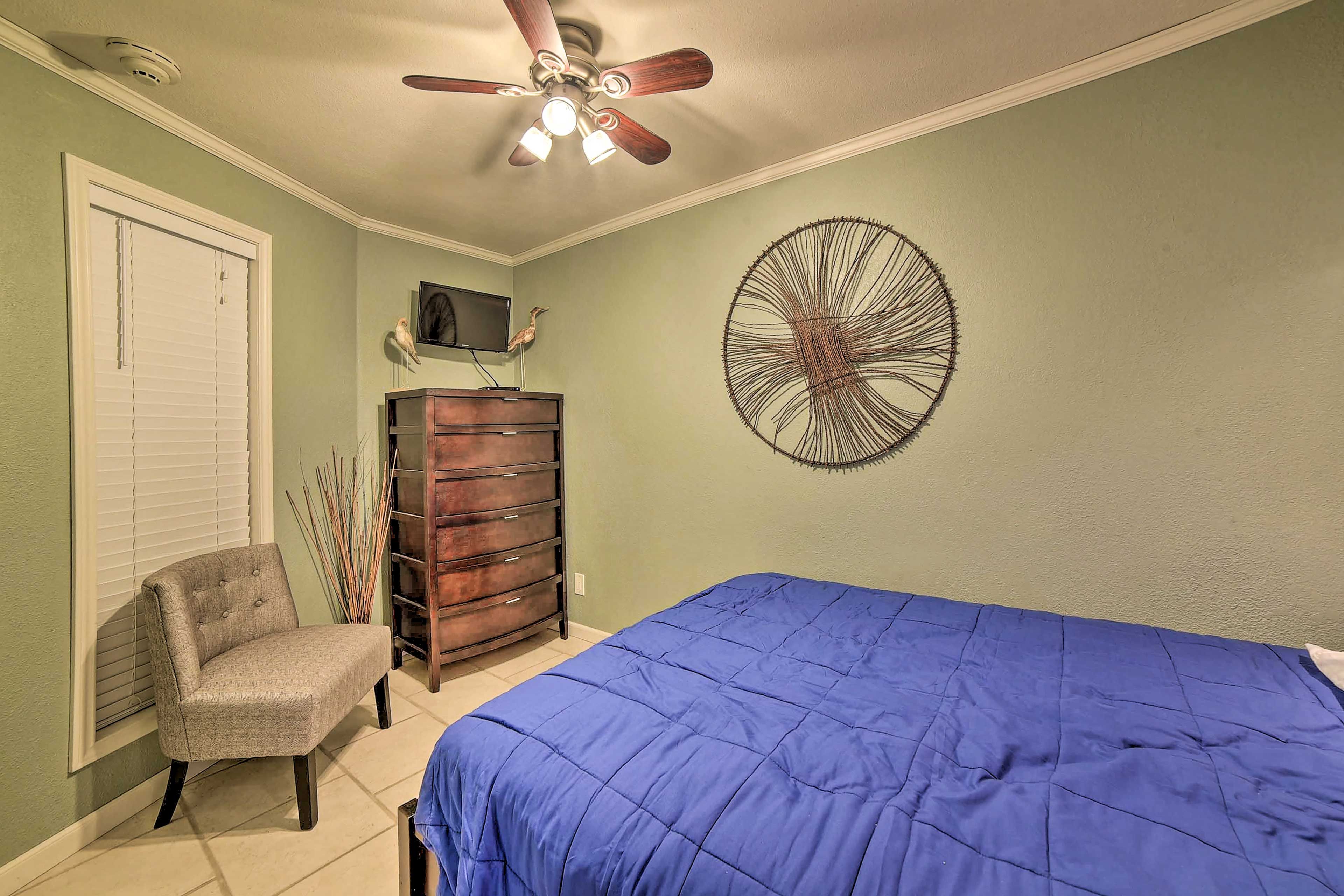Bedroom | Cable TV