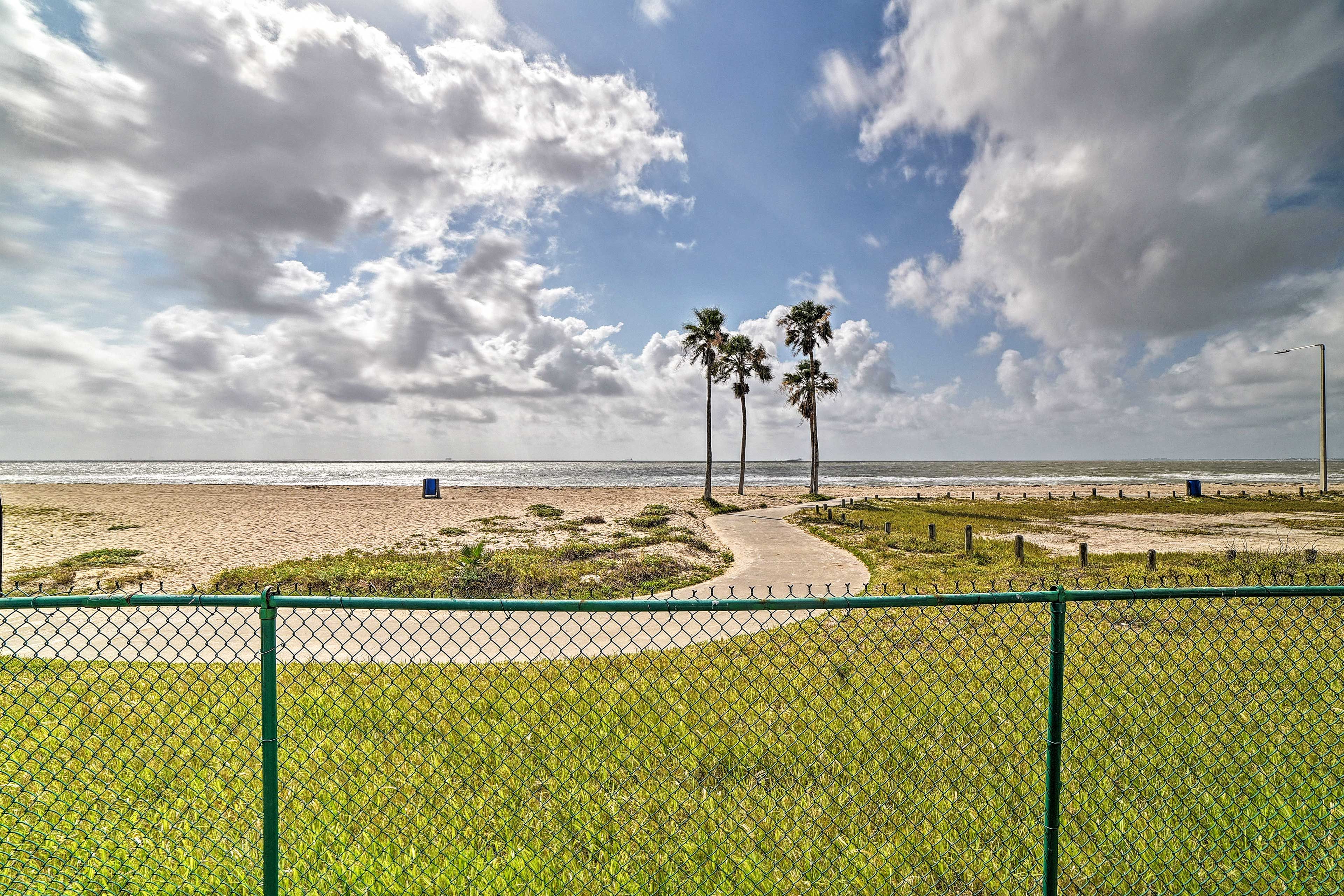 Community Amenities | Direct Access to North Beach