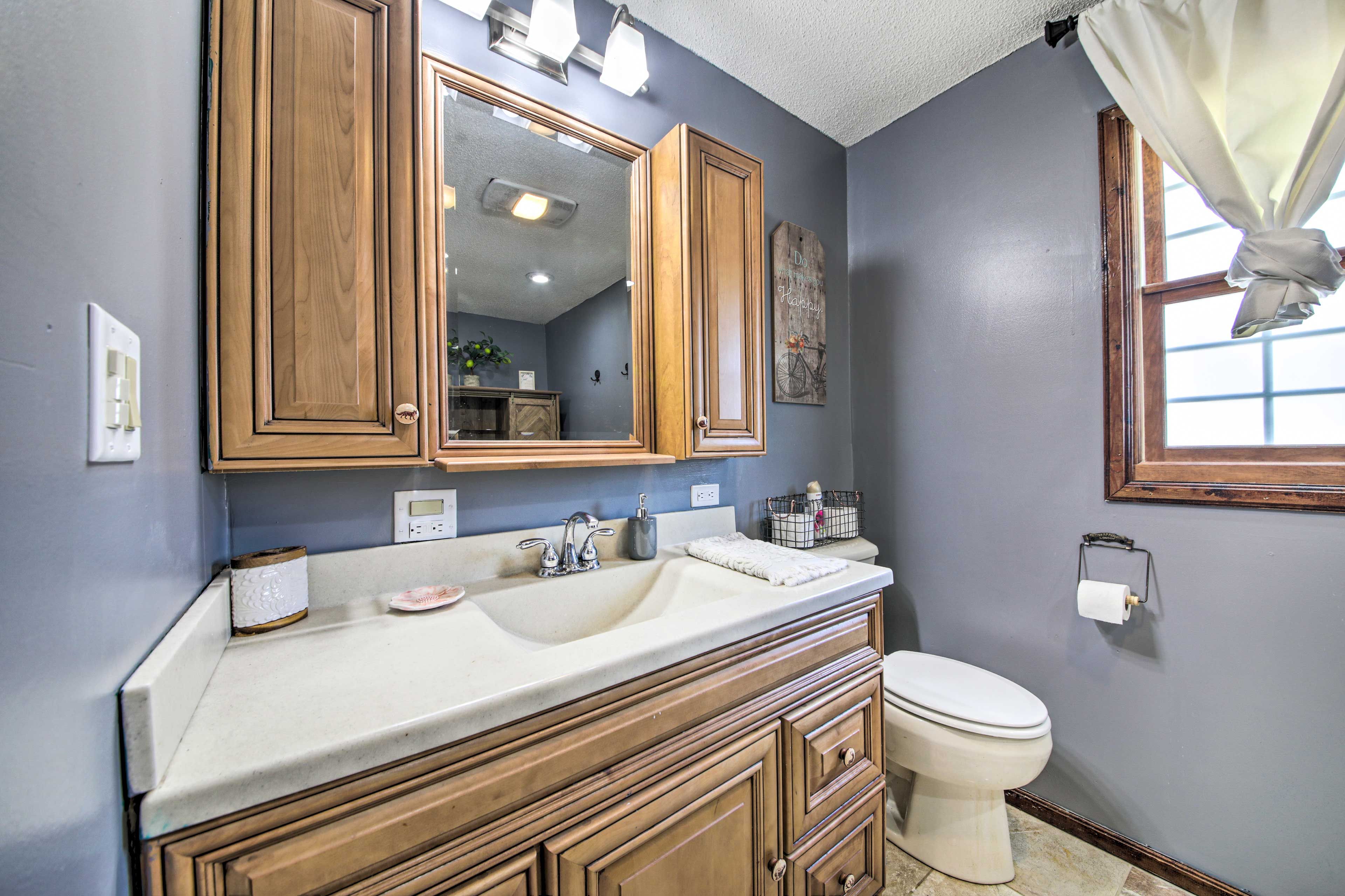 En-Suite Bathroom | Complimentary Toiletries | Linens & Towels