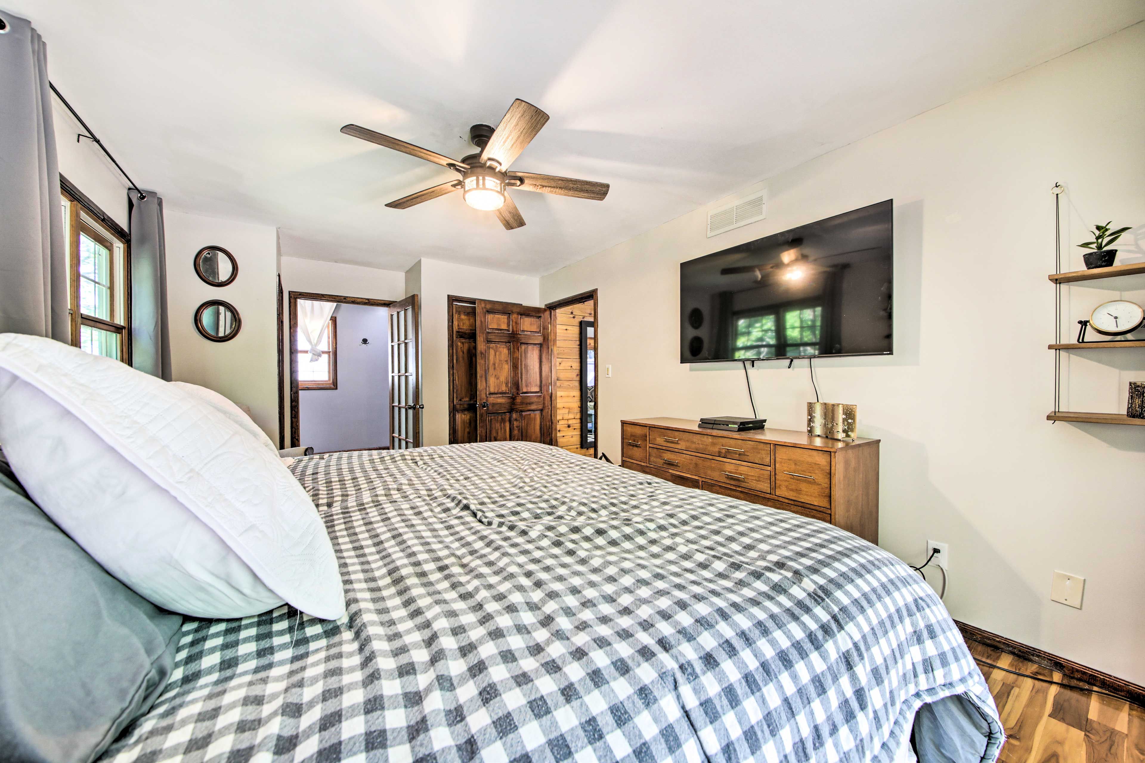 Bedroom 1 | En-Suite Bathroom | Smart TV w/ Cable