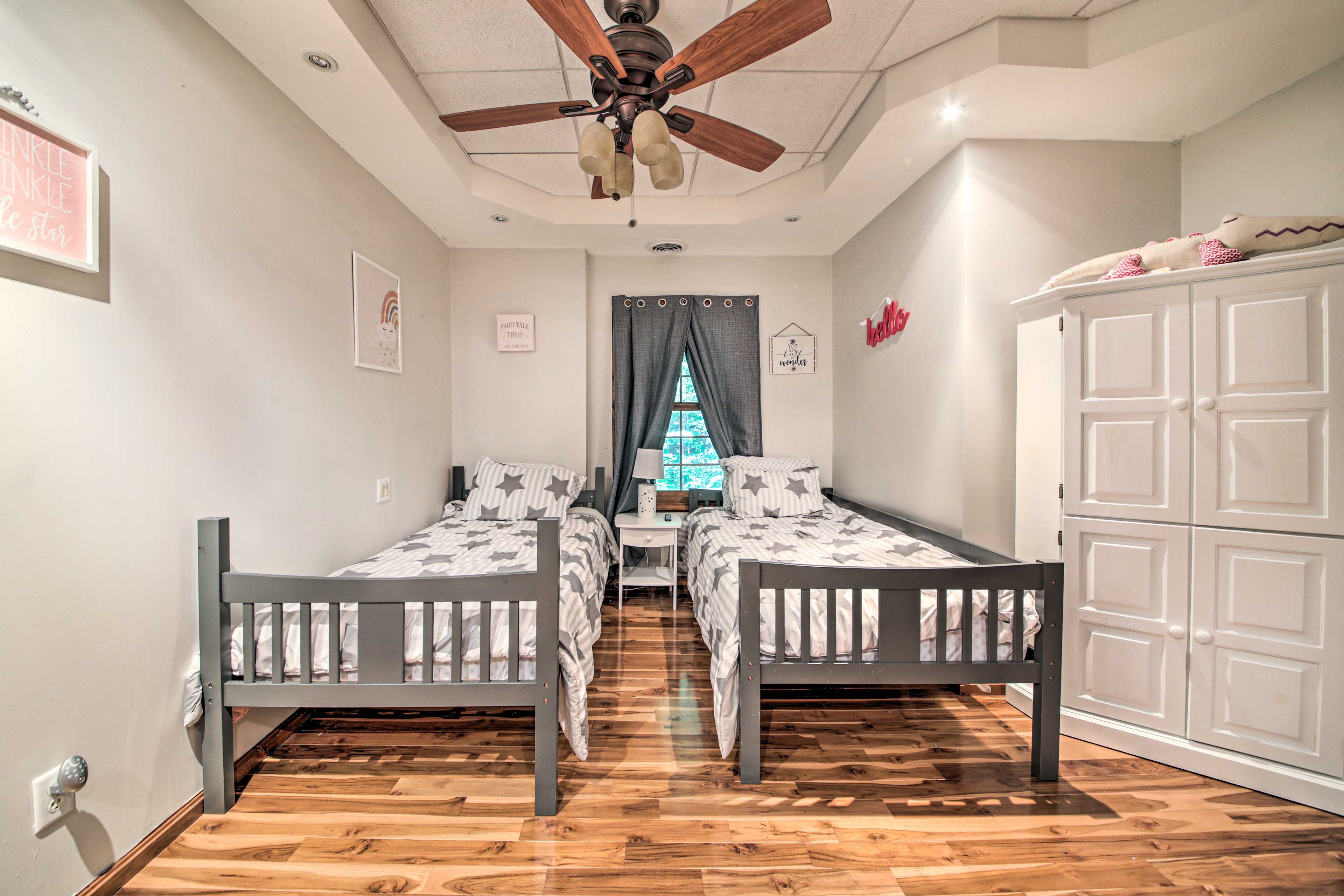 Bedroom 3 | Smart TV w/ Cable