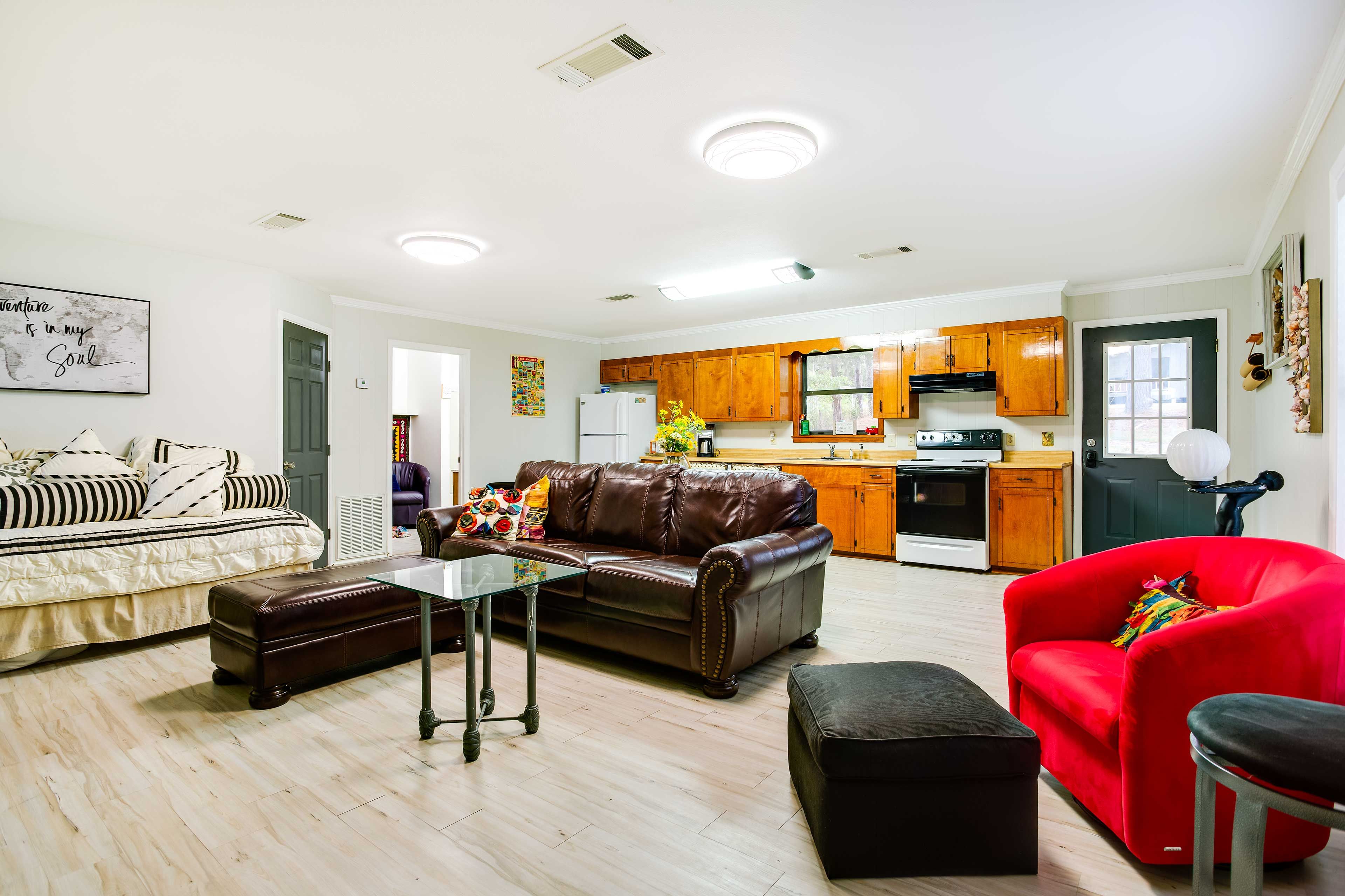 Living Area | 1st Floor | Open Layout | Air Conditioning | Internet Access