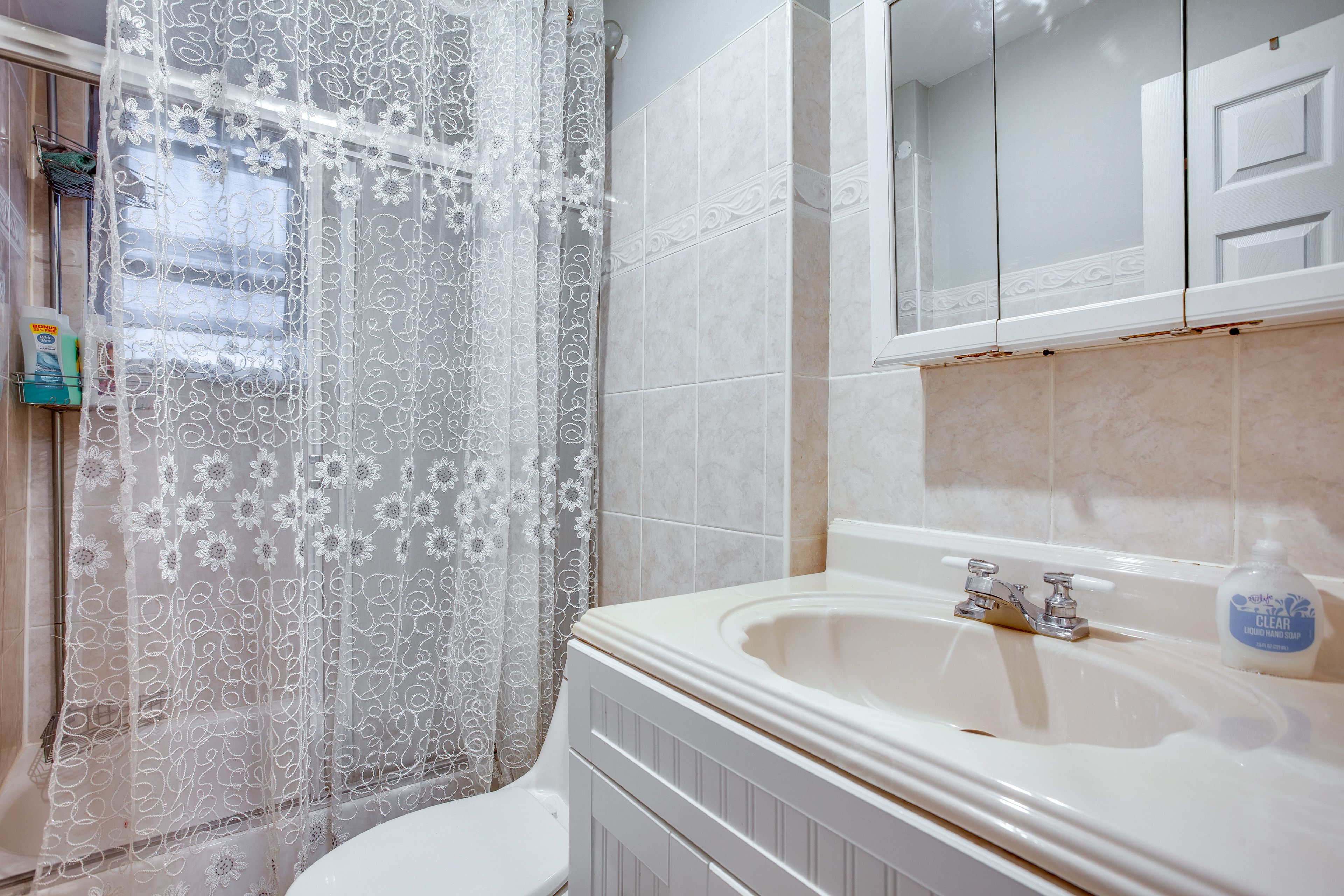 Full Bathroom | Towels Provided | Complimentary Toiletries
