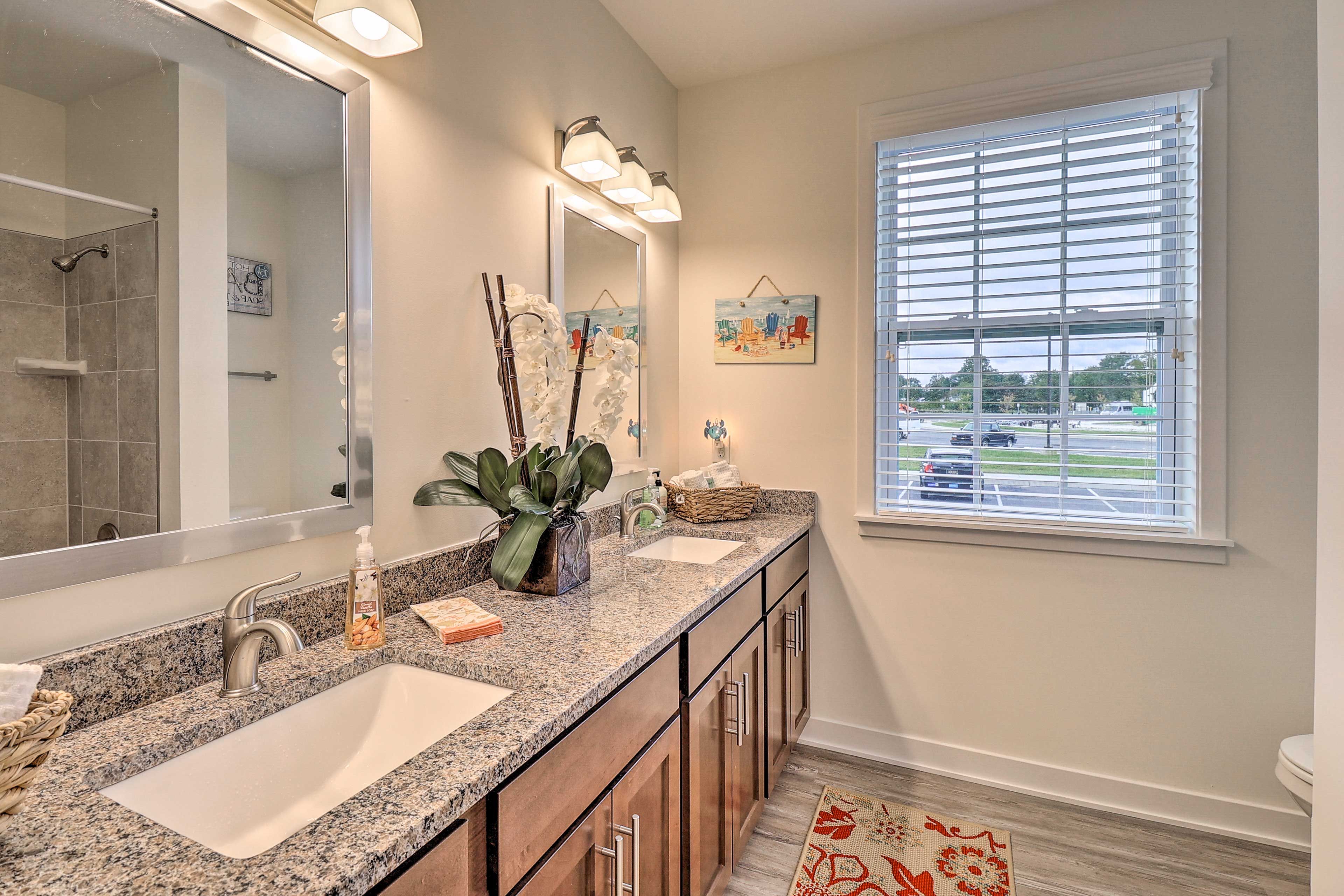 Full Bathroom | Towels Provided