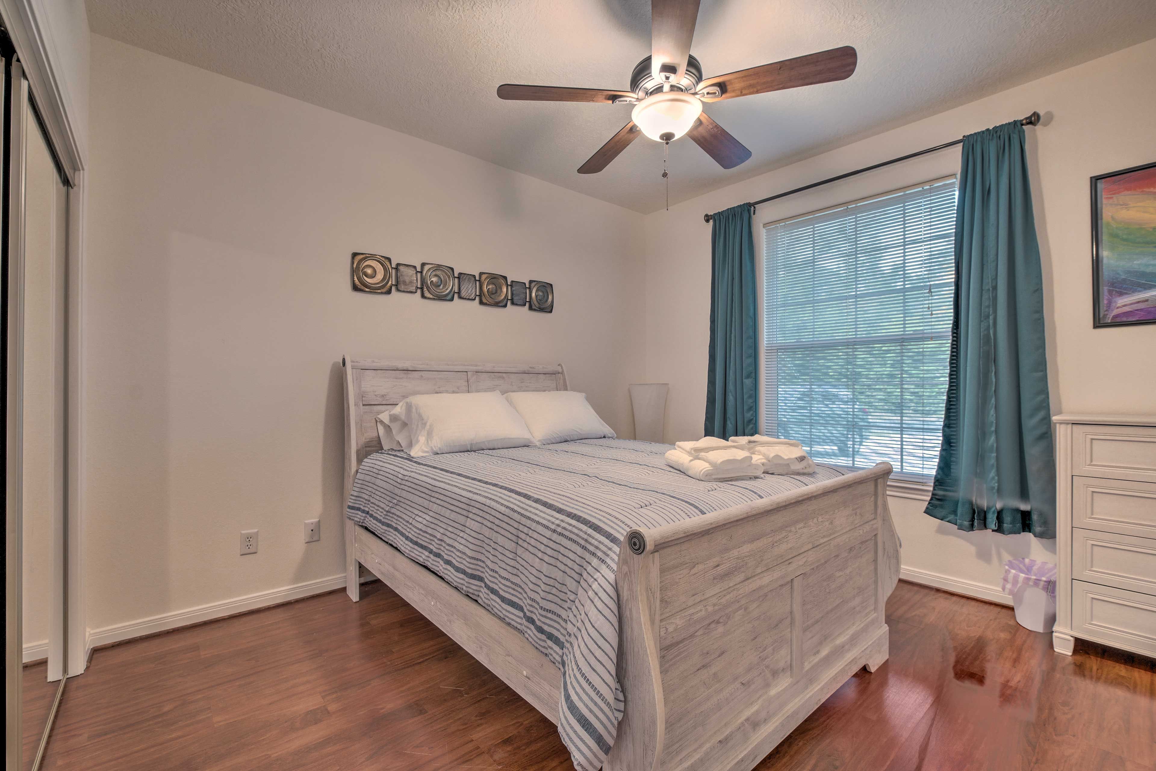 Bedroom 2 | Queen Bed