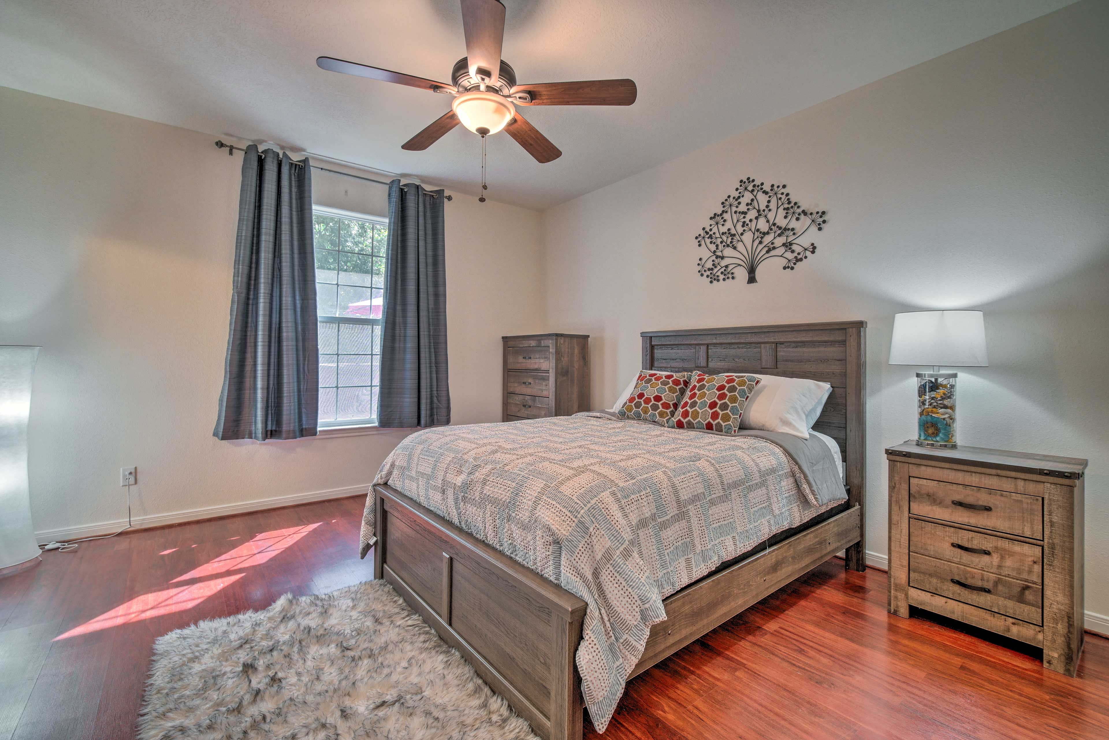 Bedroom 1 | Queen Bed