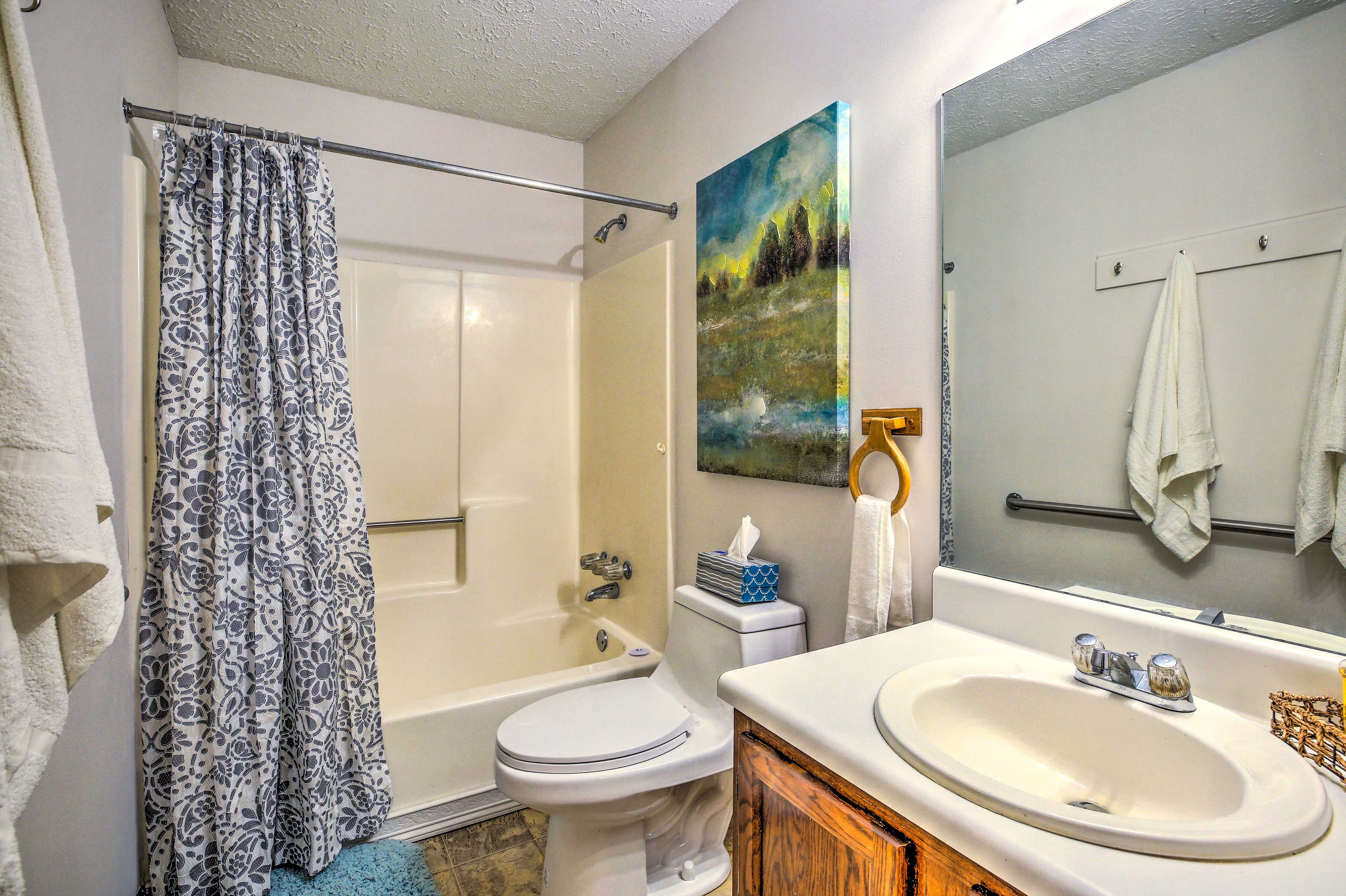Full Bathroom | Shower/Tub Combo | Towels Provided