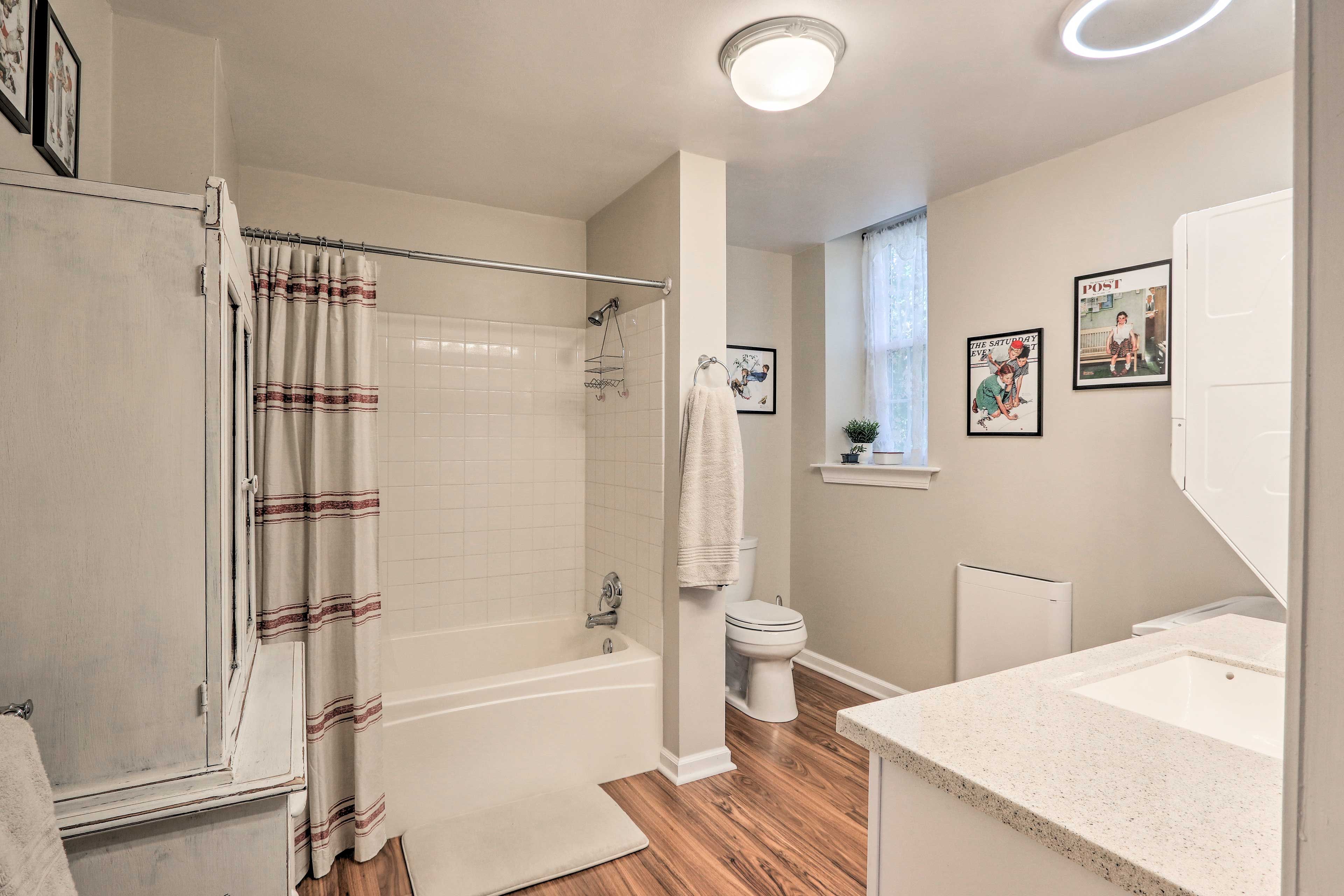 Full Bathroom | Complimentary Toiletries