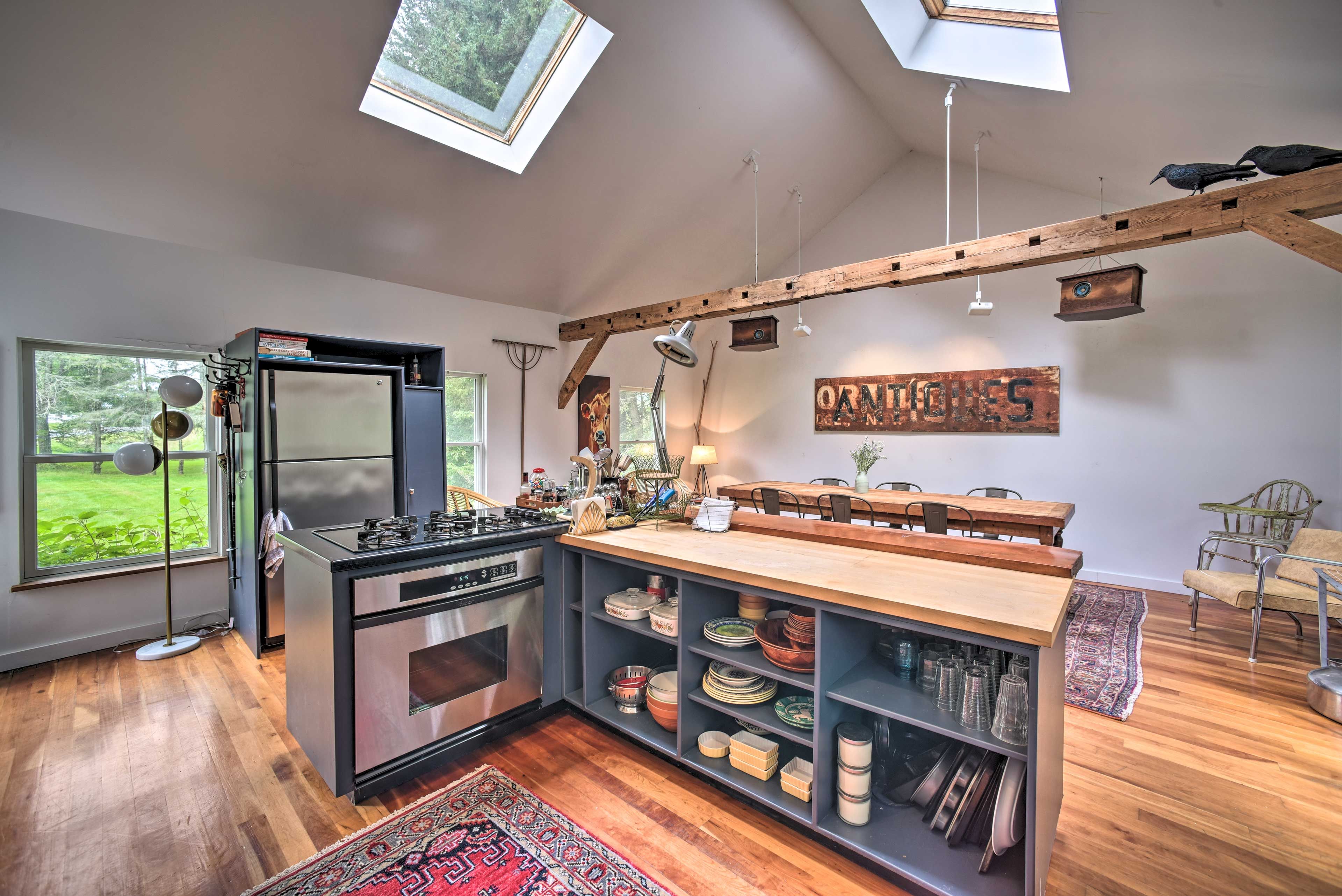 Kitchen | Trash Bags & Paper Towels Provided
