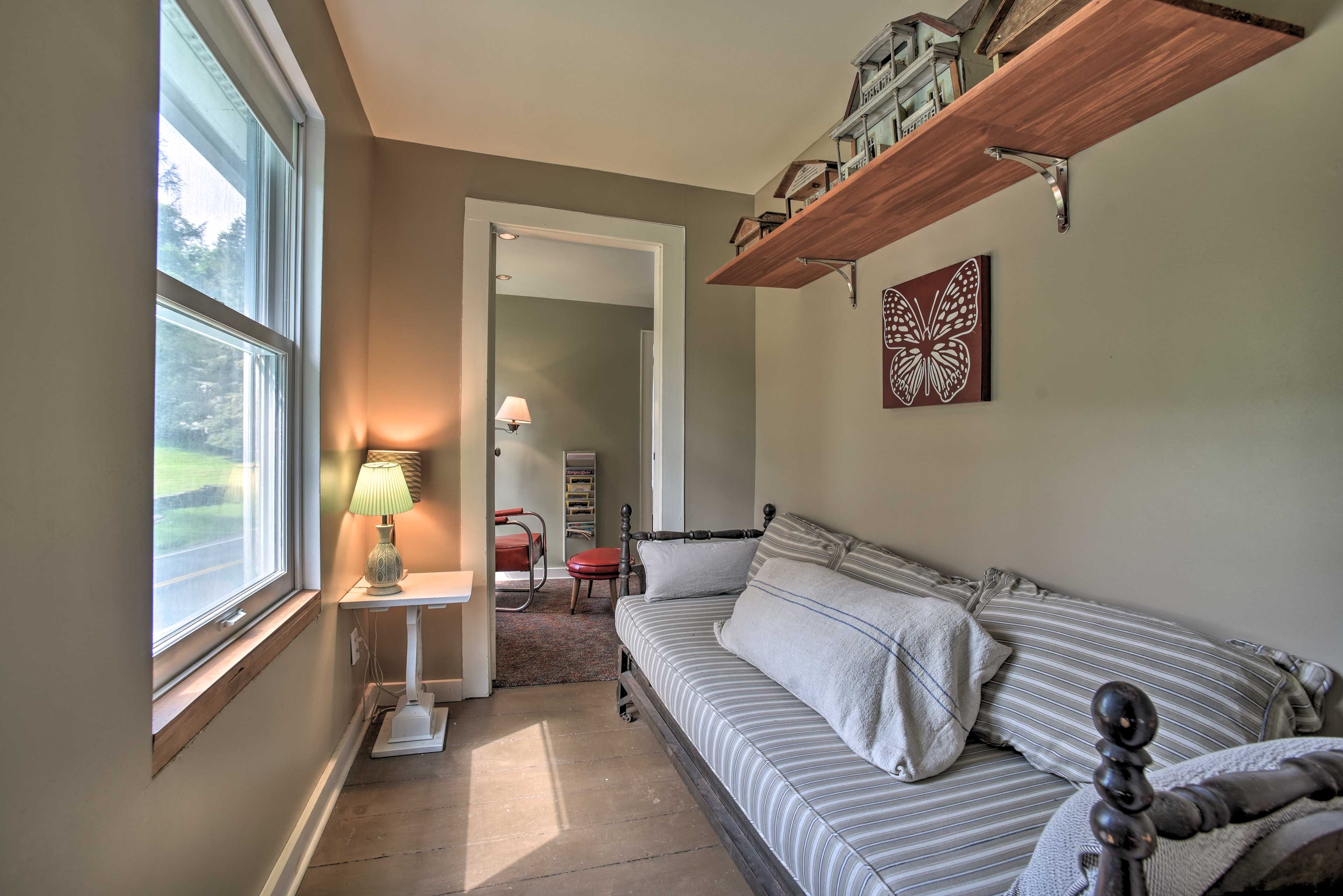 Bedroom 5 (Reading Room)