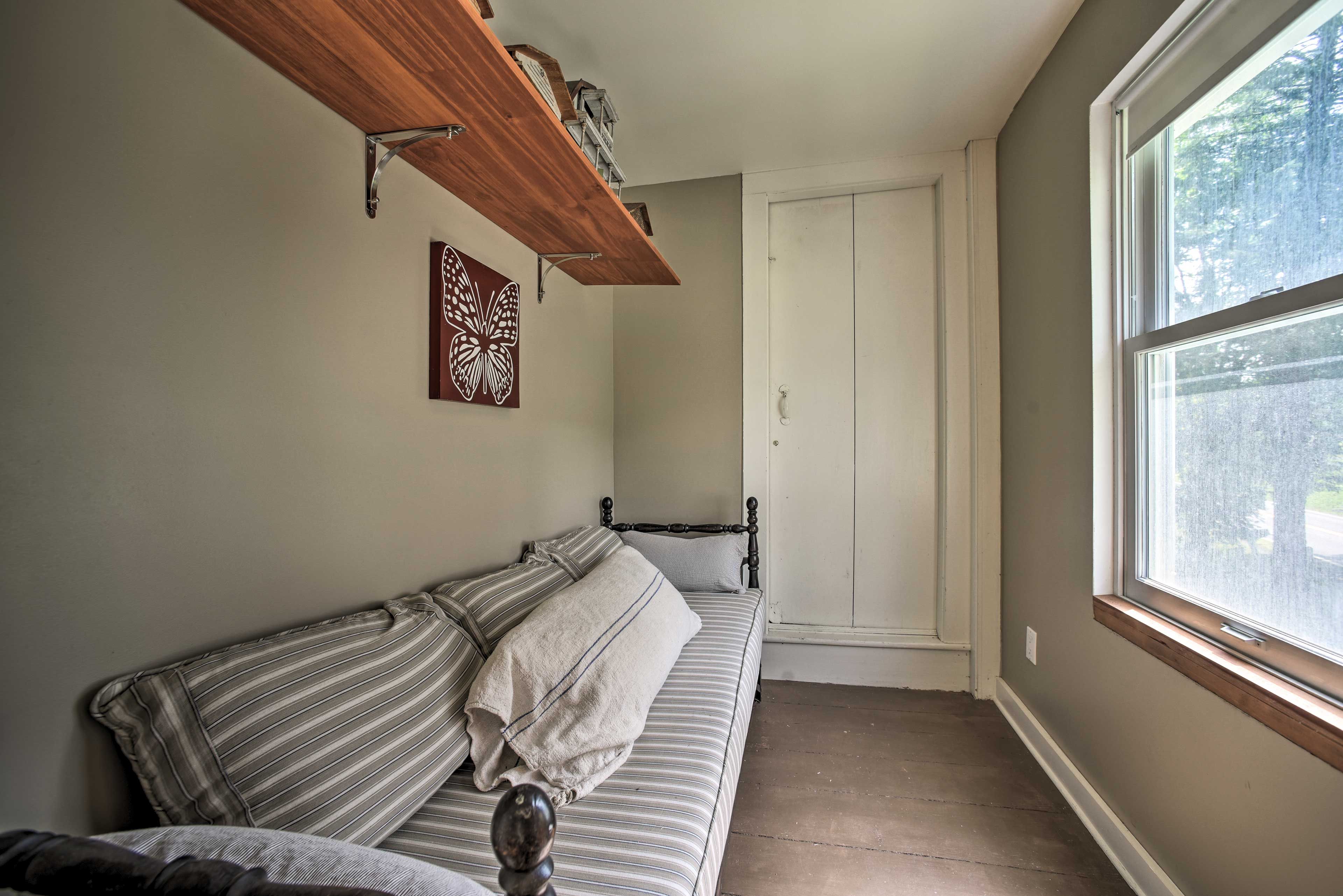 Bedroom 5 (Reading Room) | 2nd Floor | Daybed