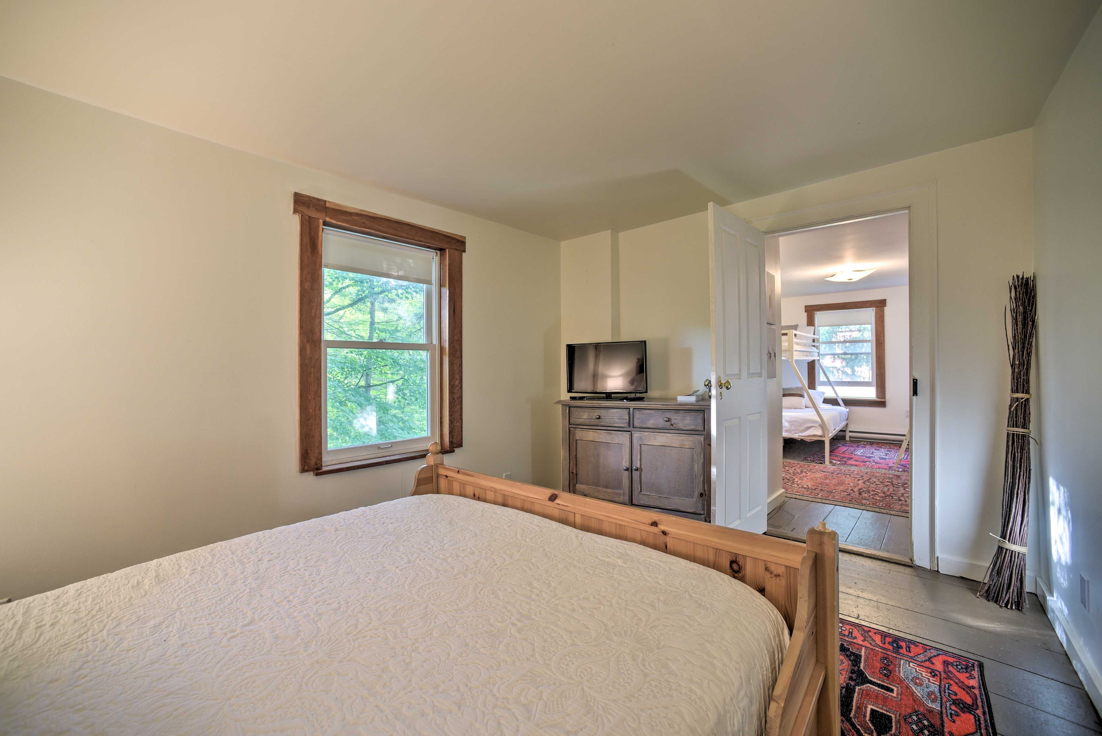 Bedroom 2 | Smart TV w/ Netflix, Hulu, HBO Max & Disney+