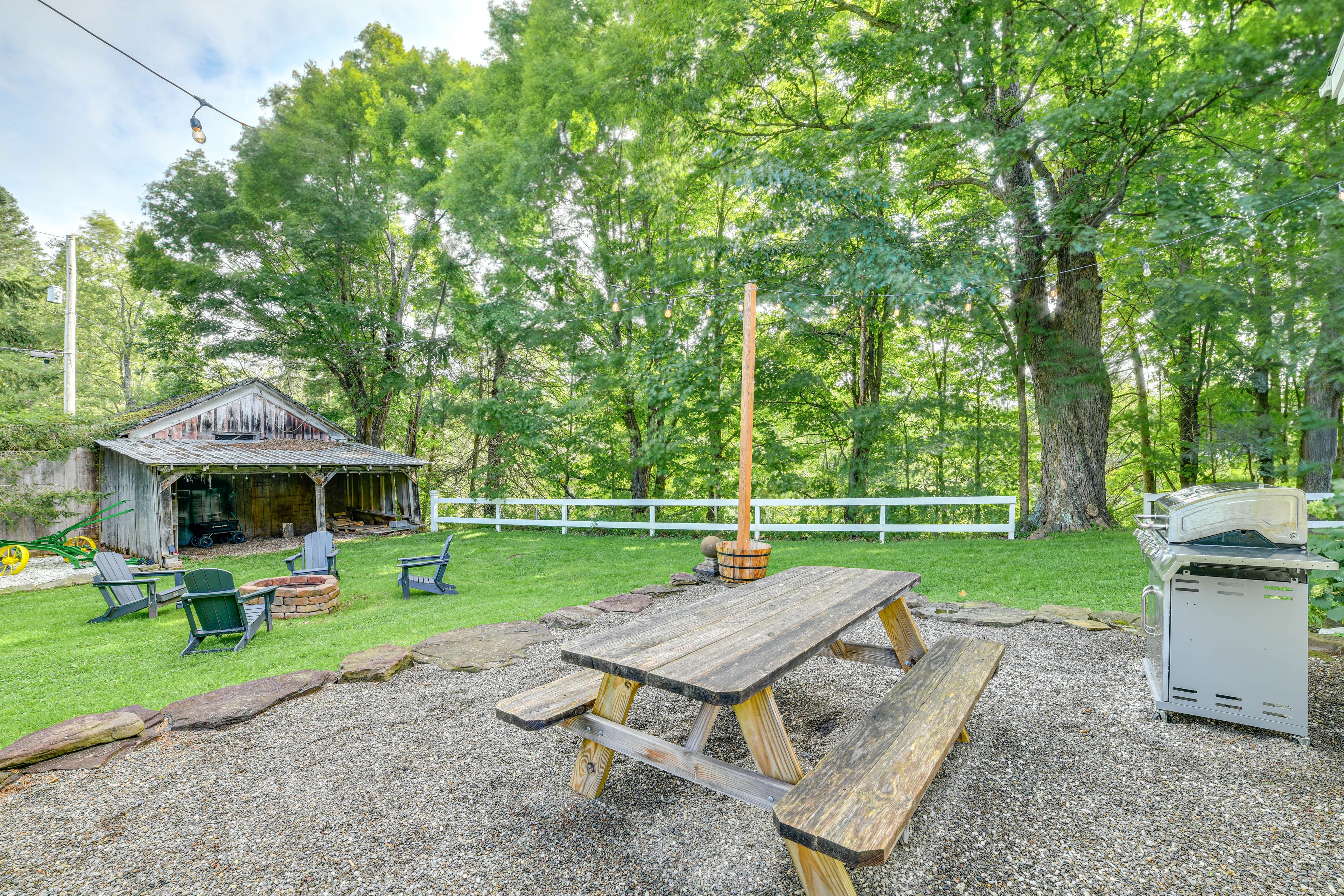 Private Yard | Fire Pit | Gas Grill