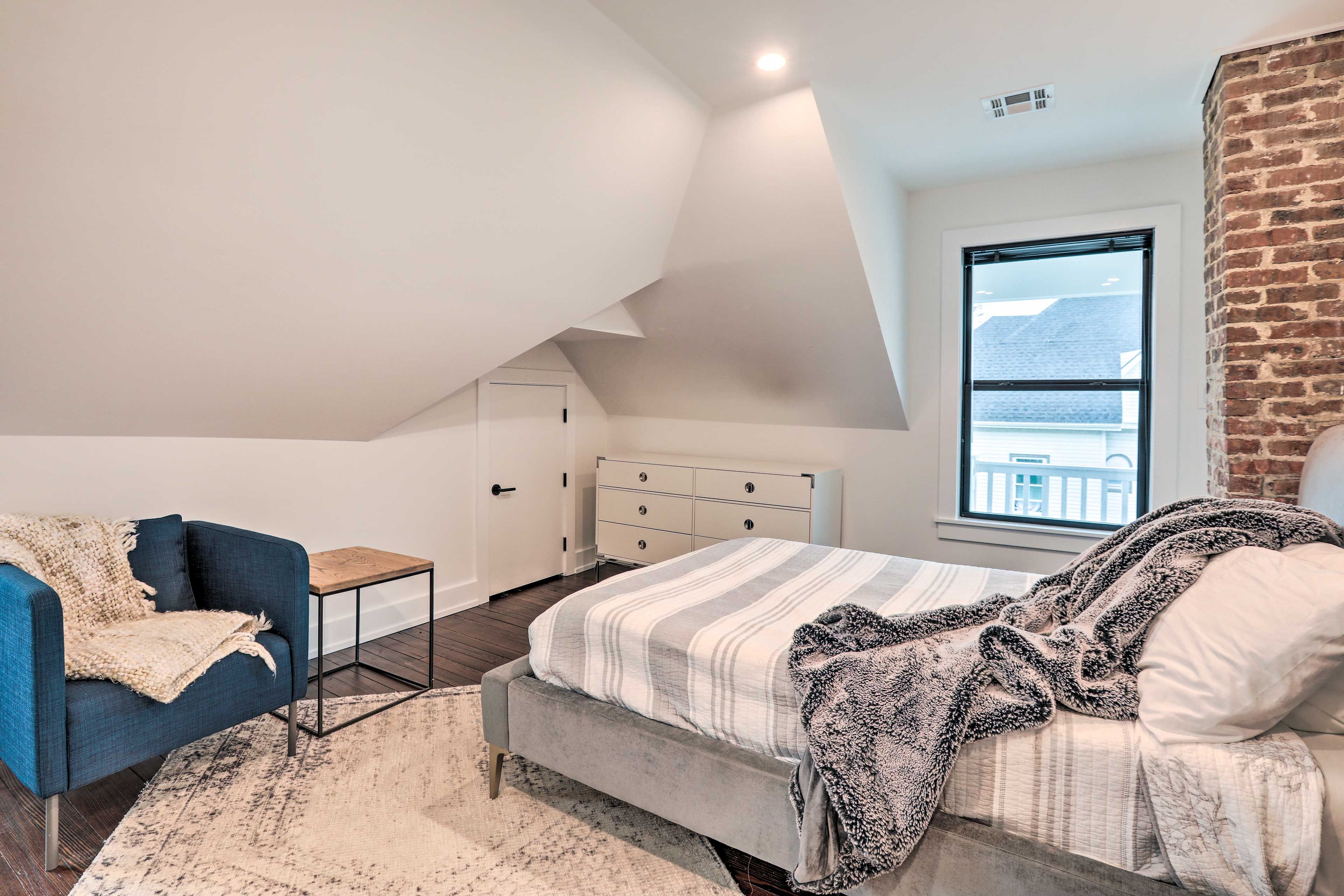 Bedroom 6 | Full Bed | 3rd Floor | Hangers