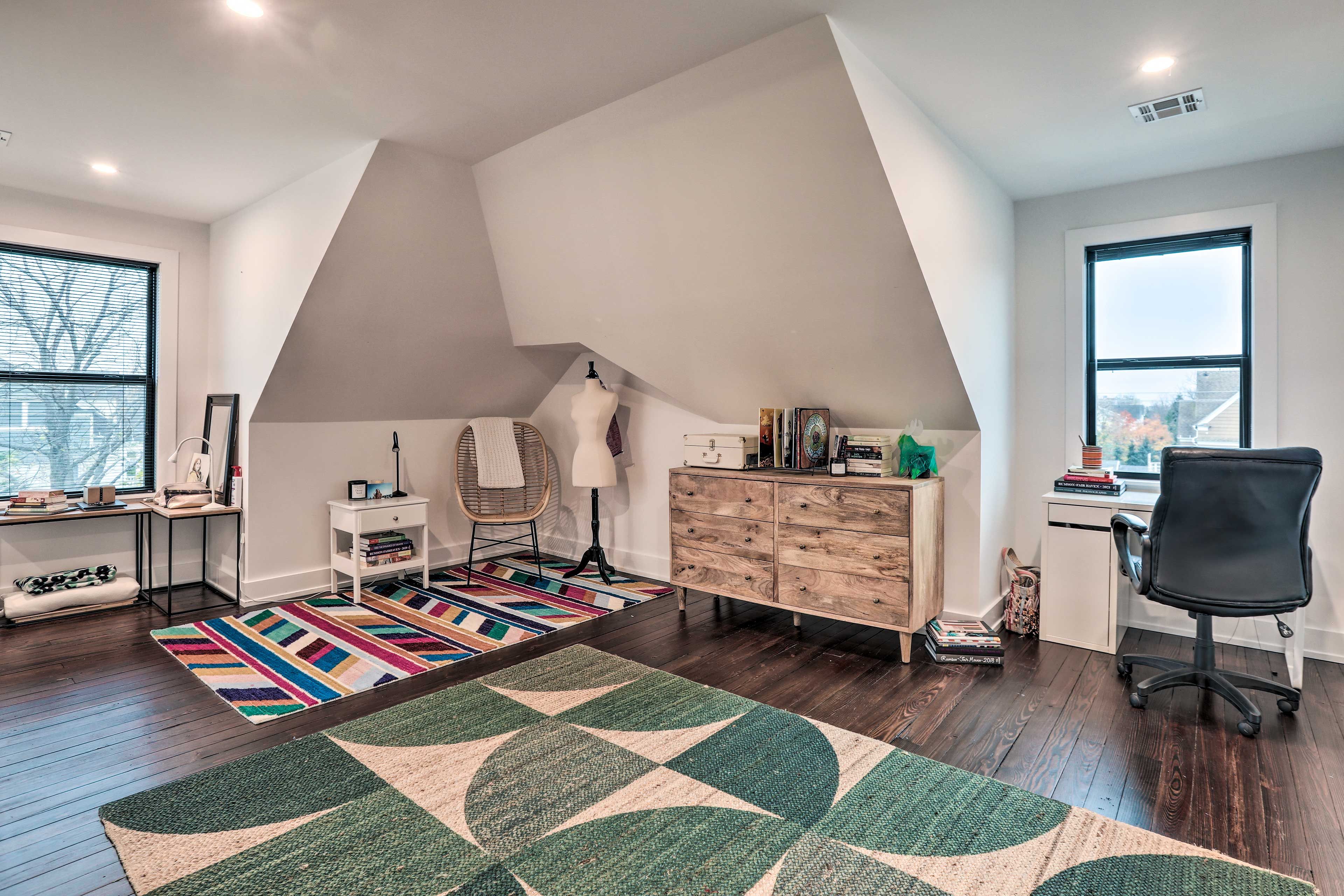 Bedroom 7 | Queen Bed | 3rd Floor | Hangers