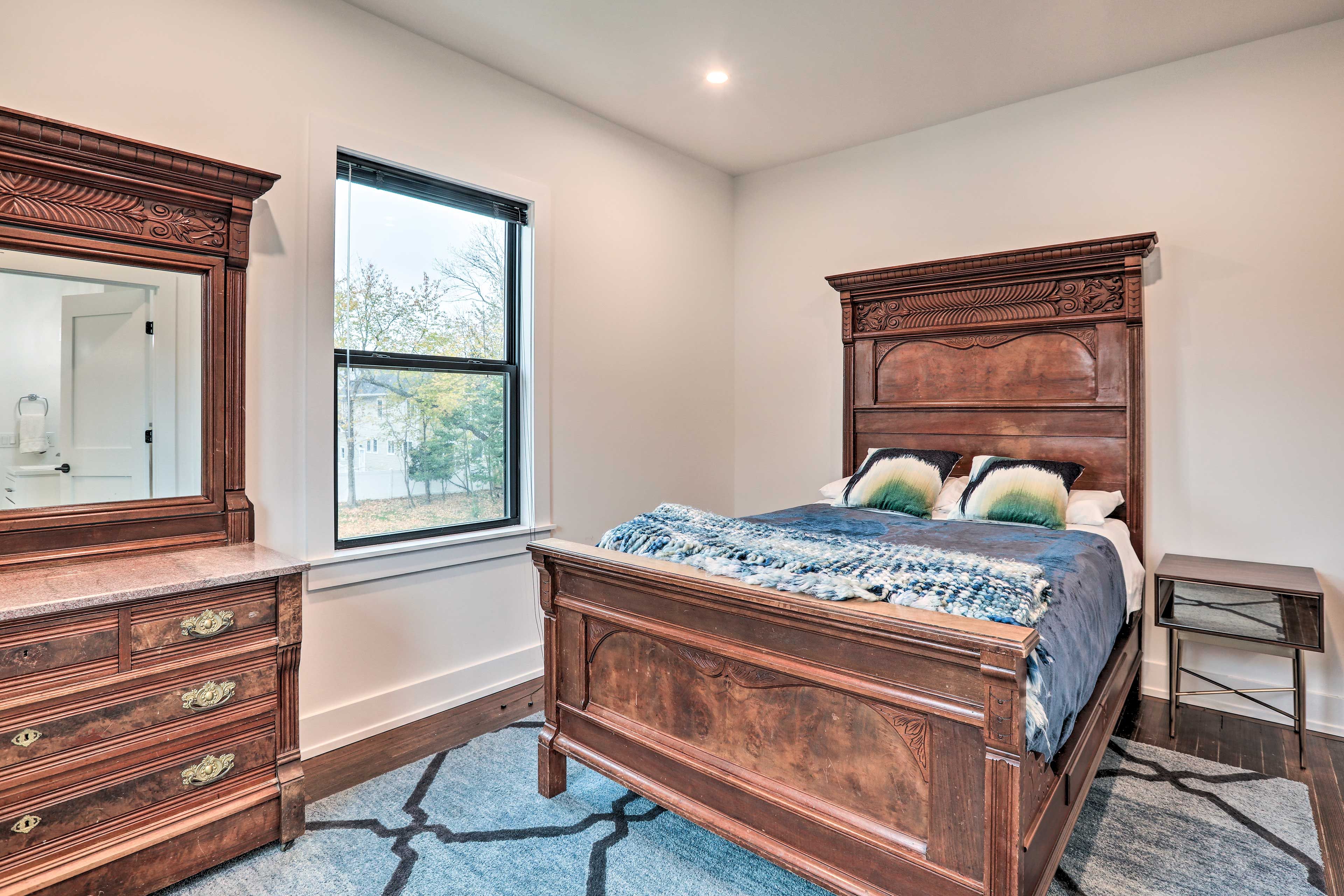 Bedroom 3 | Queen Bed | 2nd Floor | Hangers