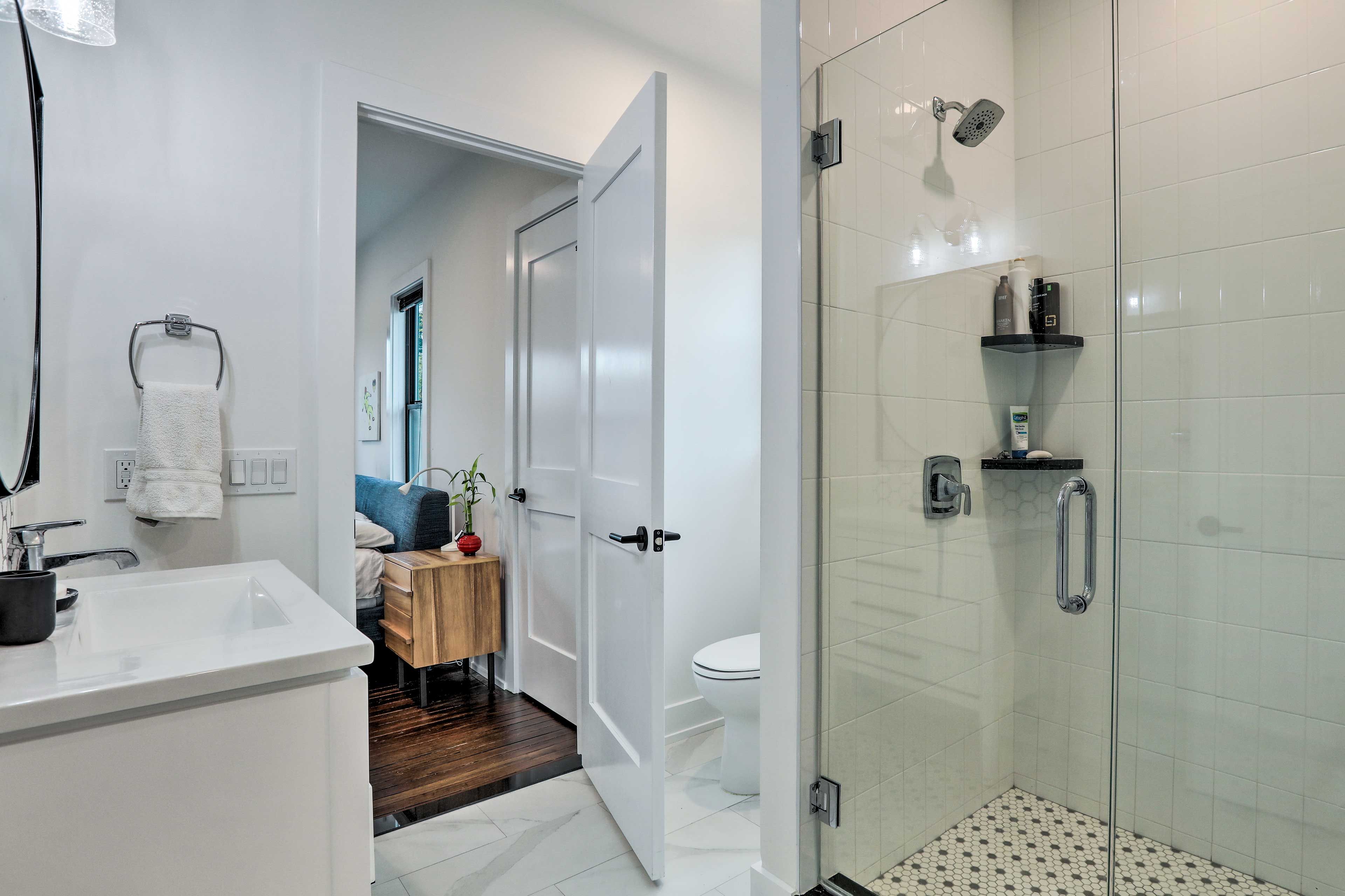 Full Bathroom | 2nd Floor | Complimentary Toiletries
