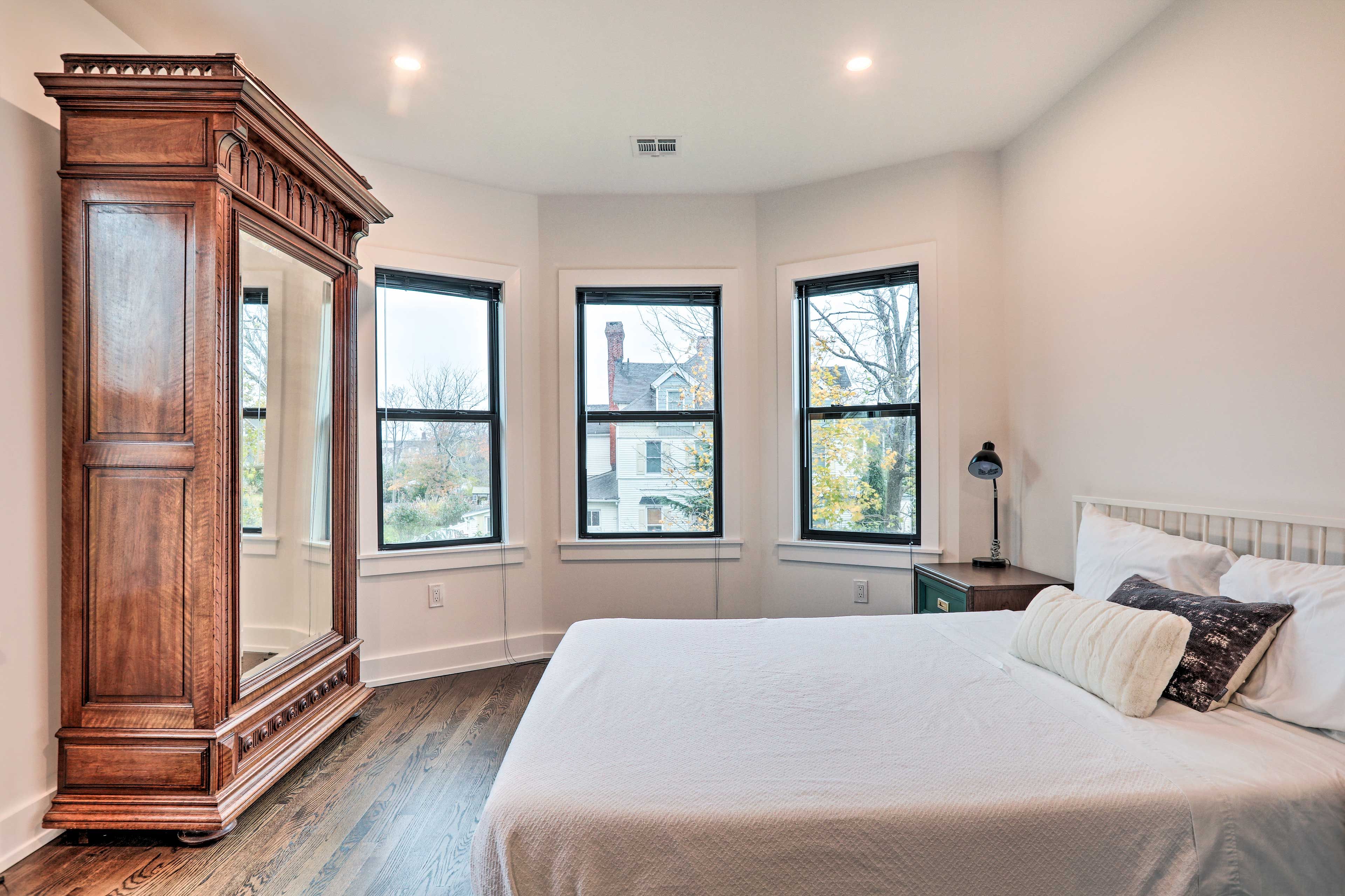Bedroom 4 | Queen Bed | 2nd Floor | Hangers