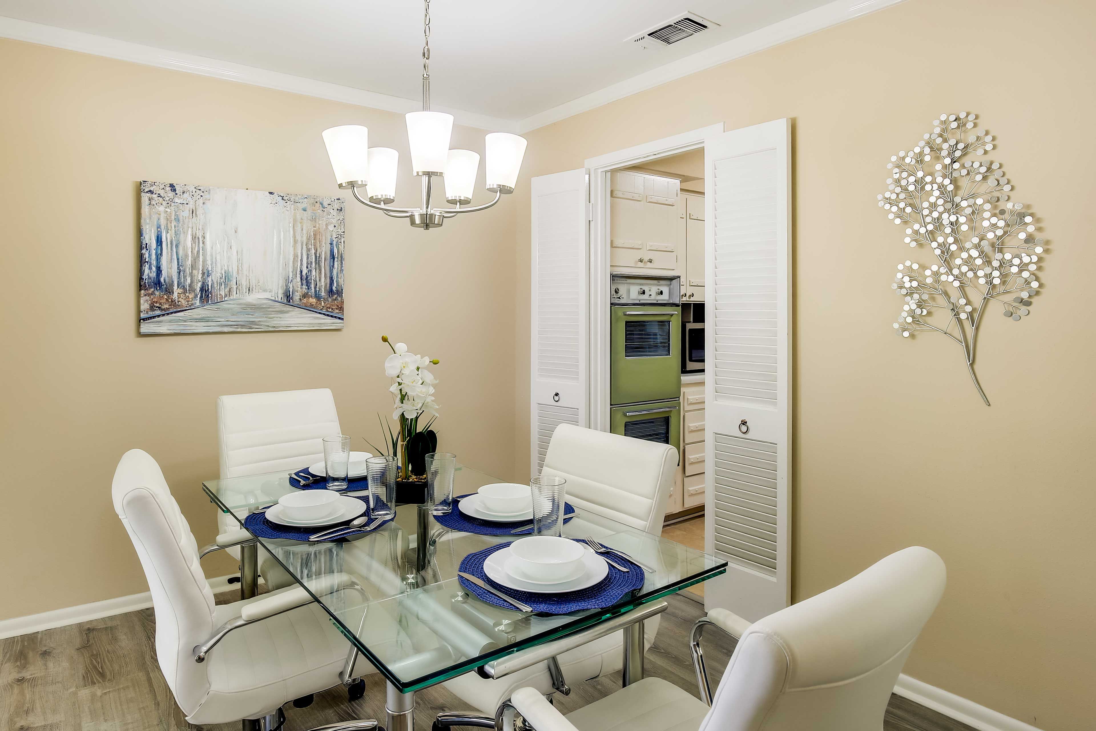 Dining Table | Dishware Provided