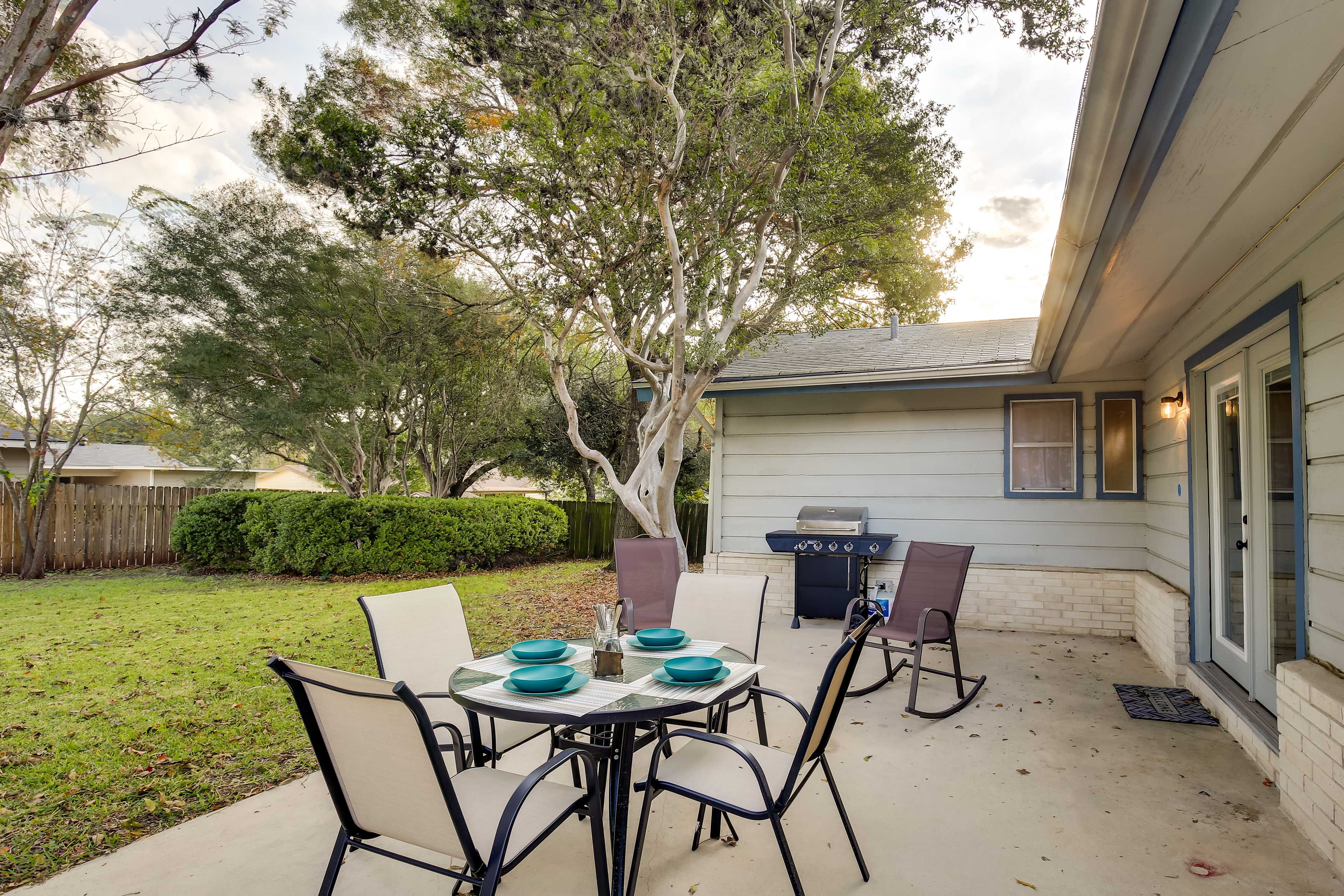 Back Patio | Gas Grill | Outdoor Dining