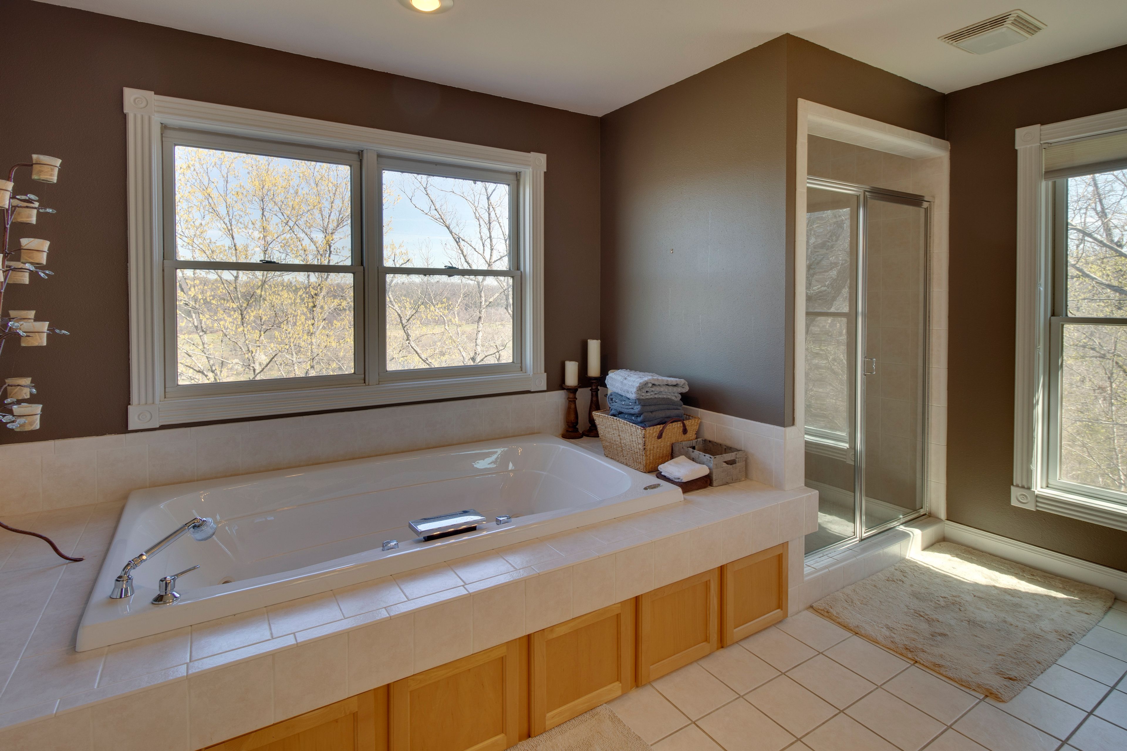 En-Suite Bathroom | Towels Provided | Jetted Tub | Complimentary Toiletries