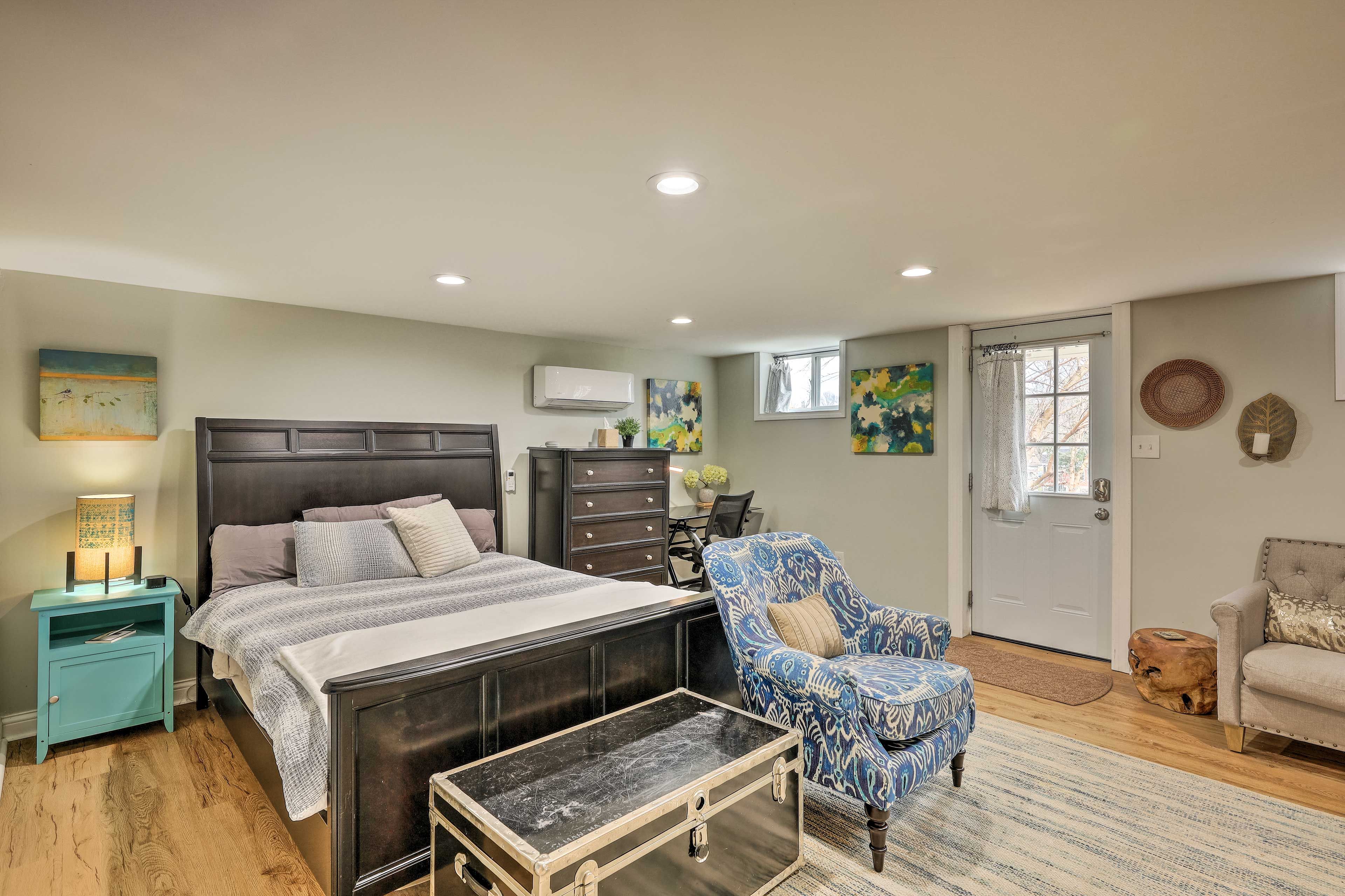 Studio | Queen Bed | Twin Air Mattress | Linens Provided