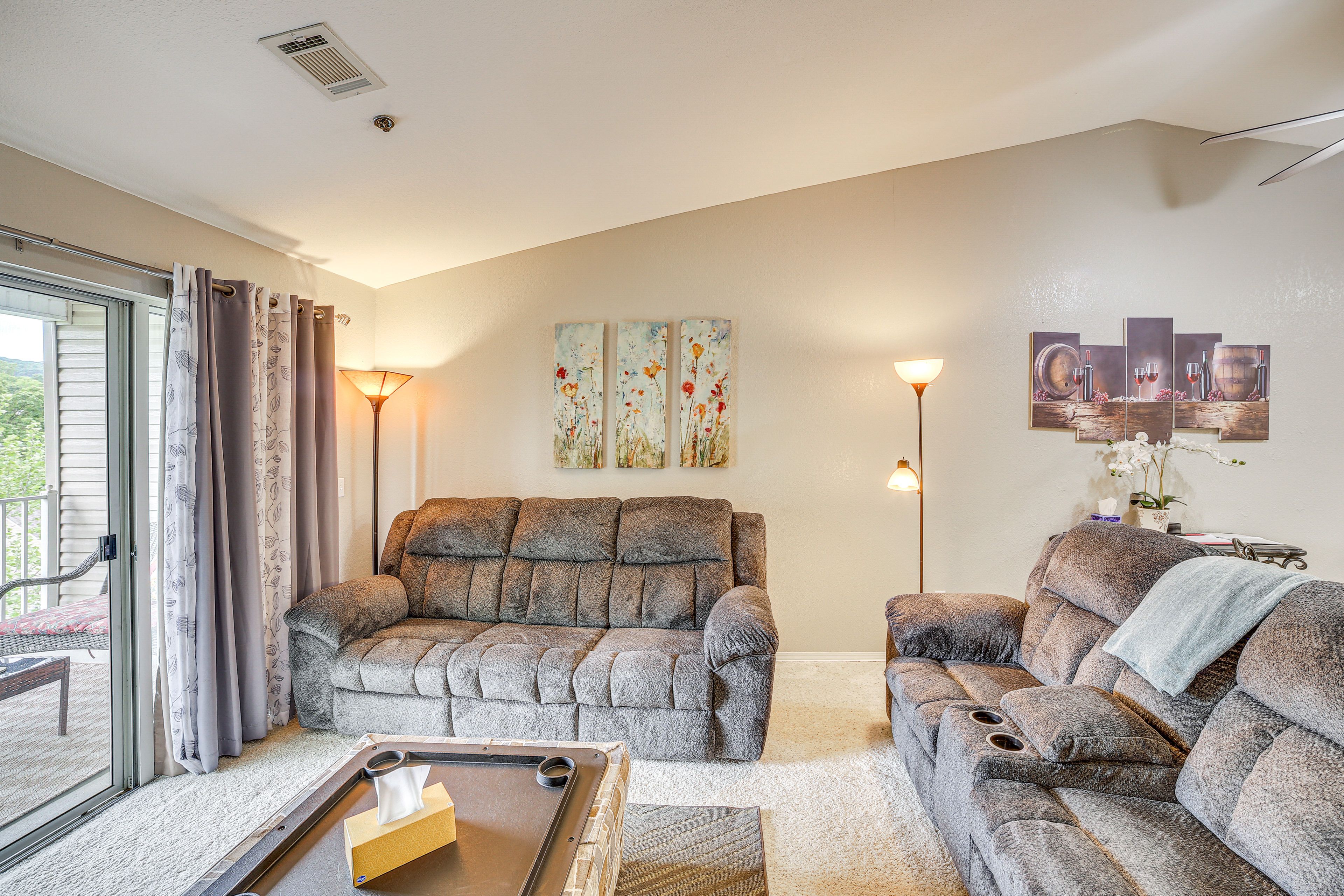 Living Room | Free WiFi | Central Heating & A/C | Smart TV