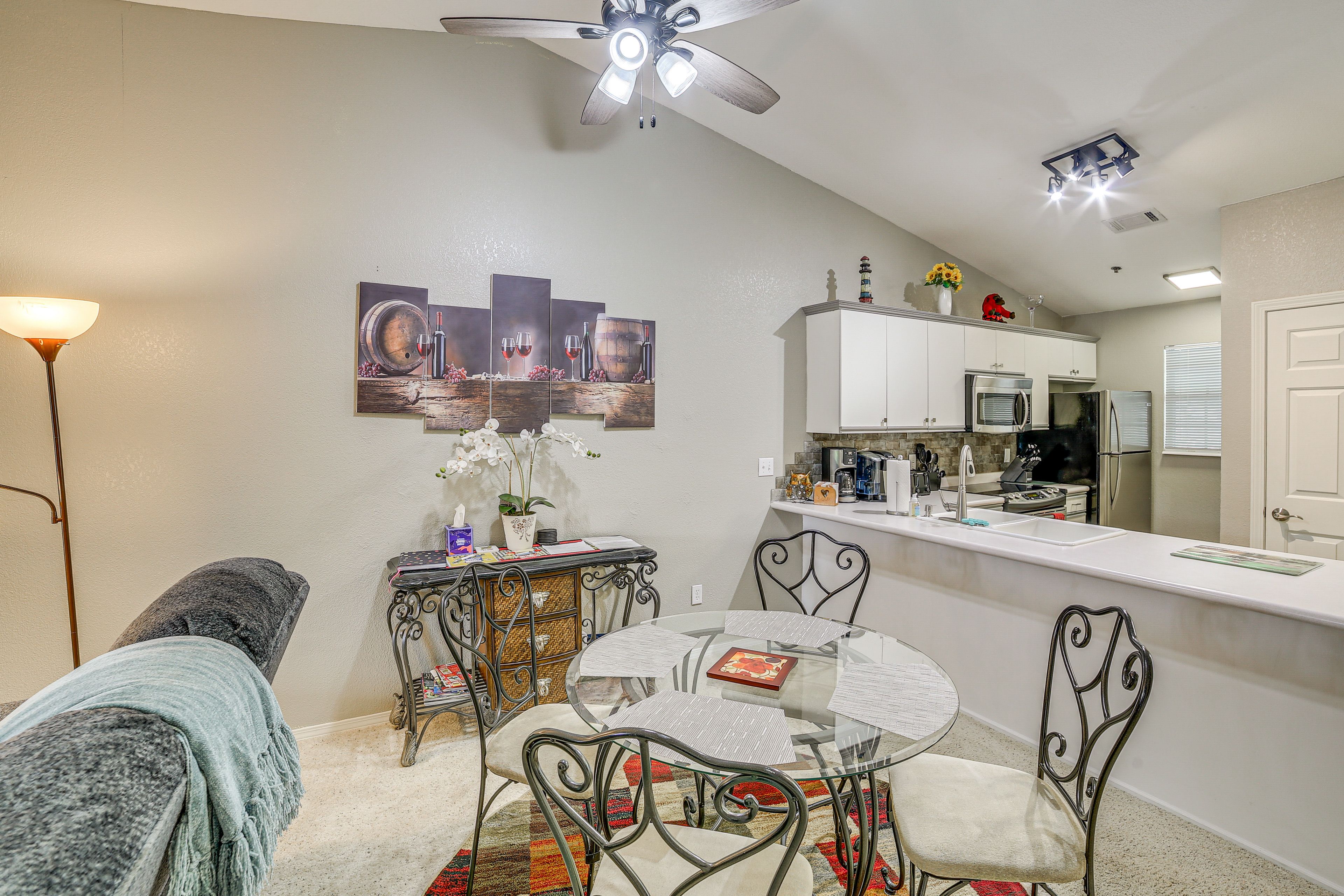 Dining Area | Dishware/Flatware Provided