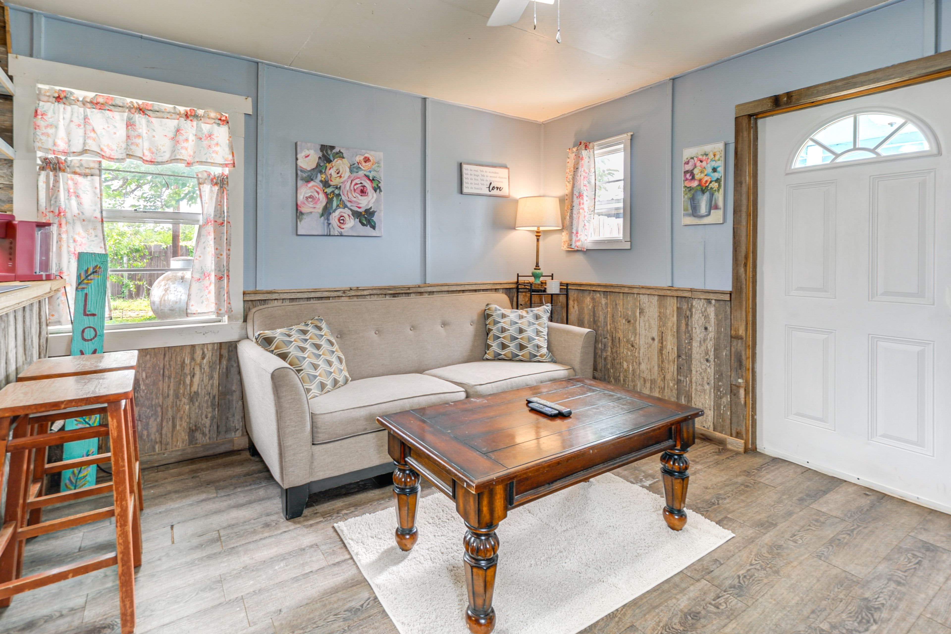 Living Room | Free WiFi | Electric Heating | Window A/C Unit | Smart TV