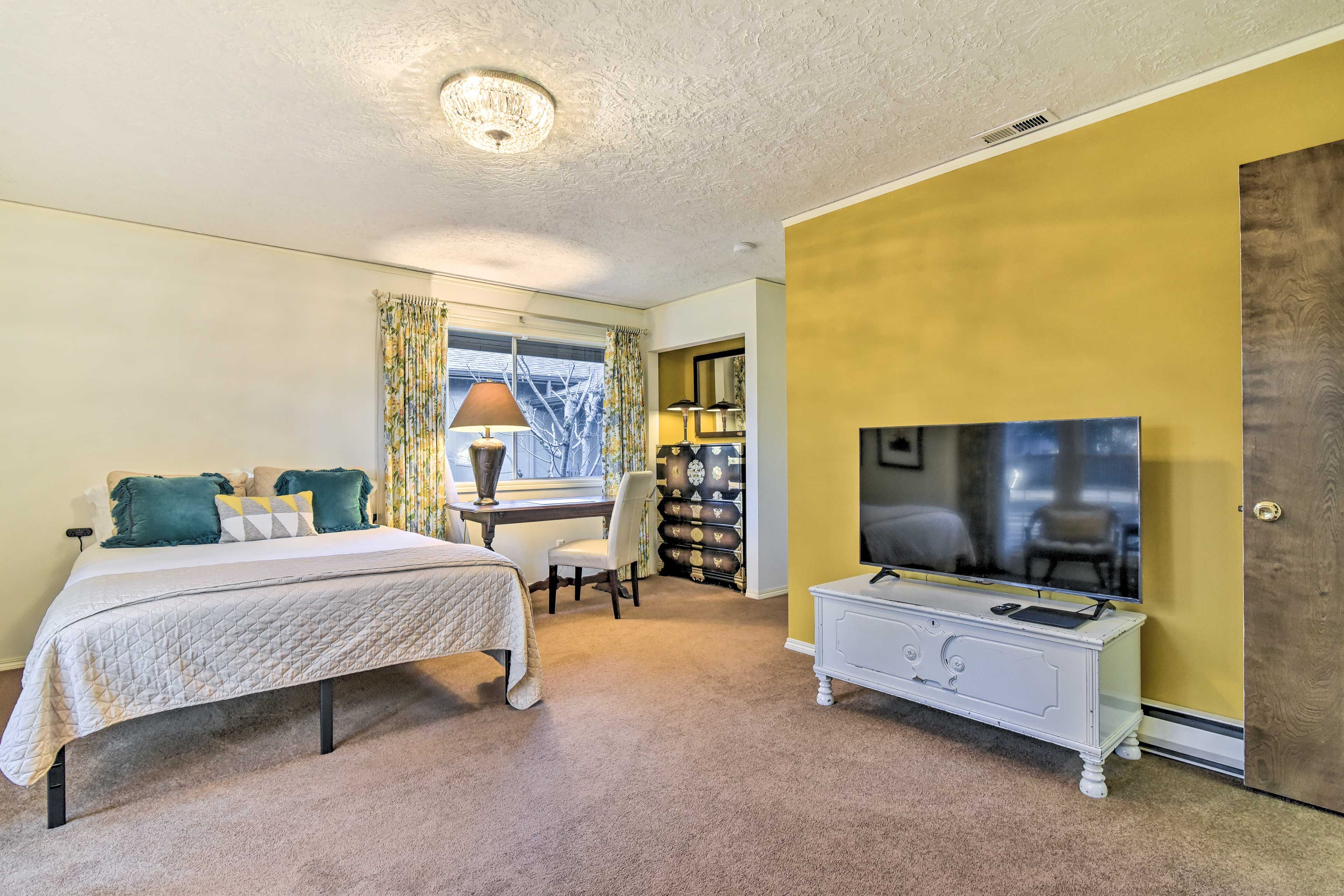 Bedroom 2 | Queen Bed | Twin Daybed w/ Twin Trundle | Smart TV